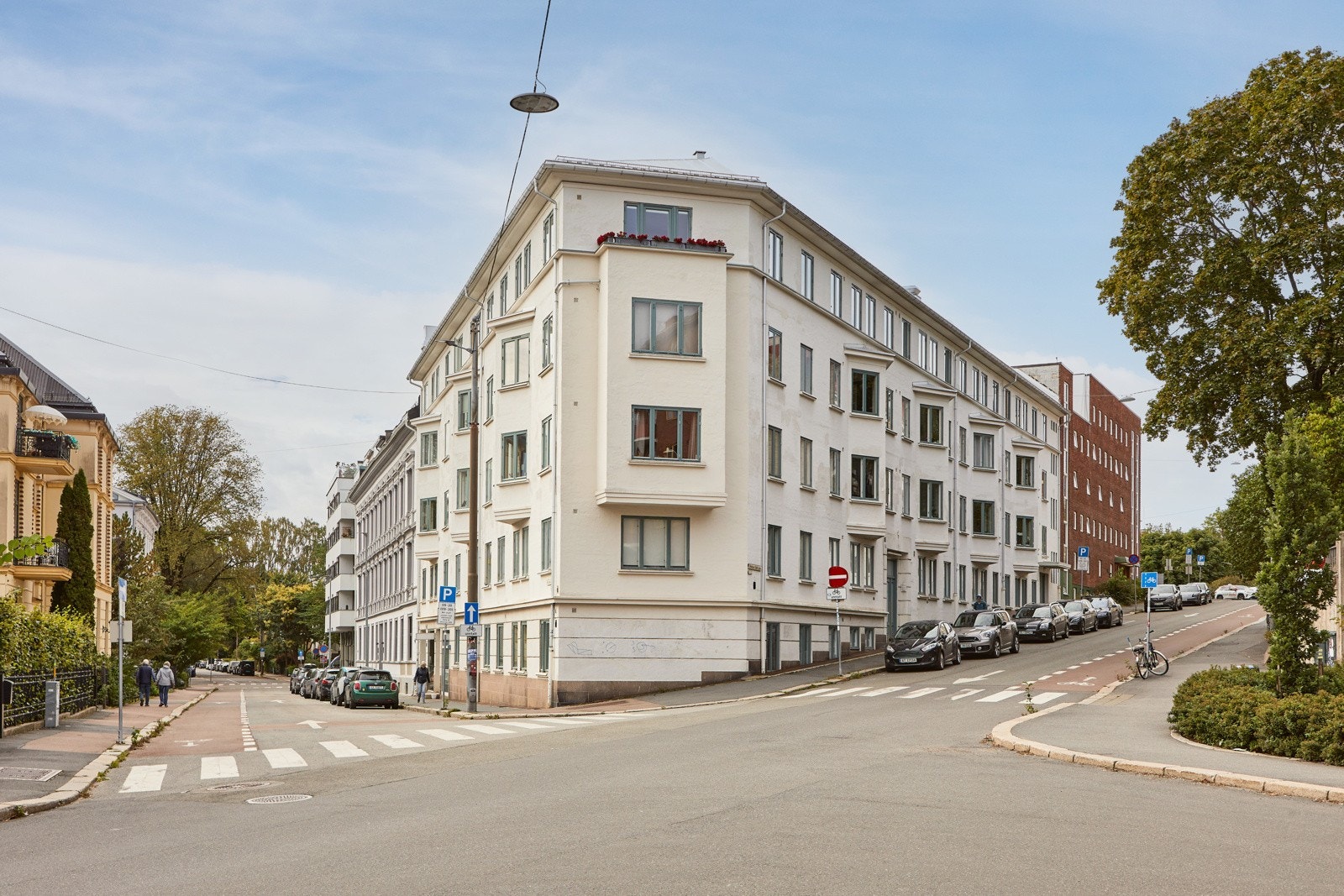 Leiligheten disponerer i tillegg en kjellerbod på ca. 5 m², samt en loftsbod på ca. 7 m². Galleribilde