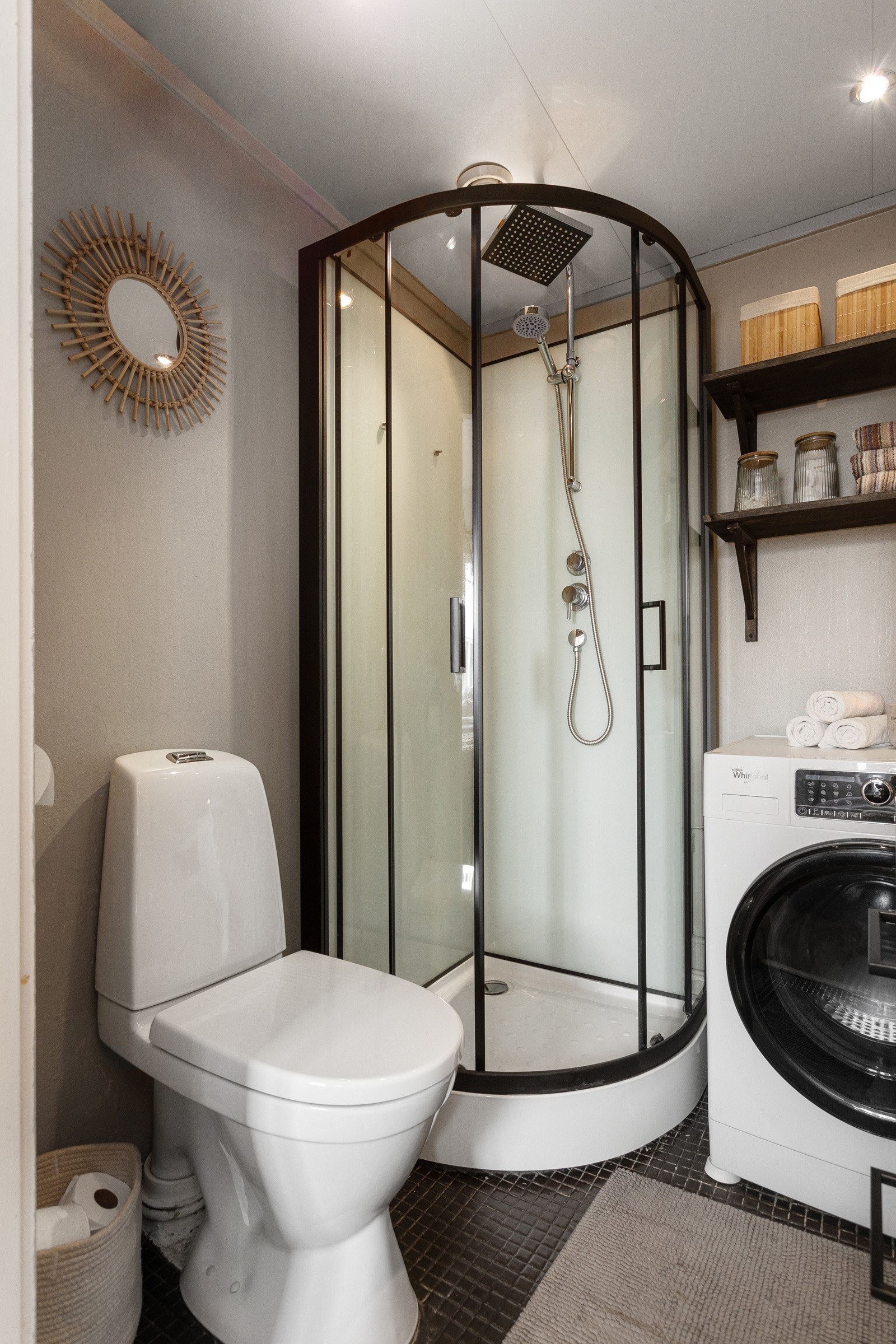 Badet har flislagt gulv, malte pussede murflater på vegg og med downlights i himling. Galleribilde