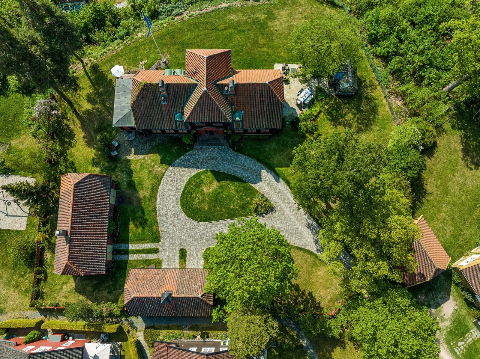 Dronebildet med god oversikt over eiendommen. Galleribilde