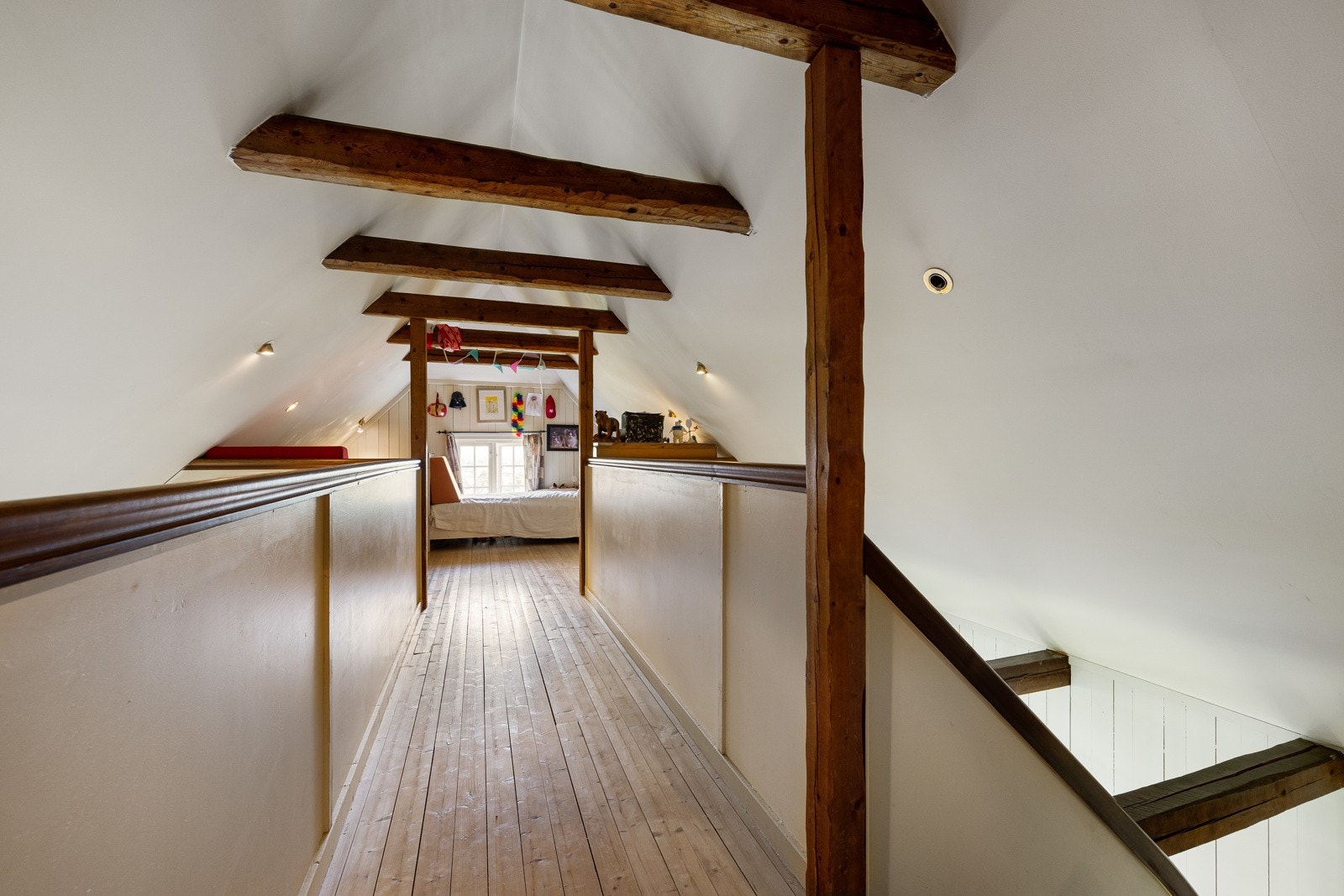 Loftsetasje i sidebygning/anneks med bl.a. 2 stk. innredet rom. Galleribilde
