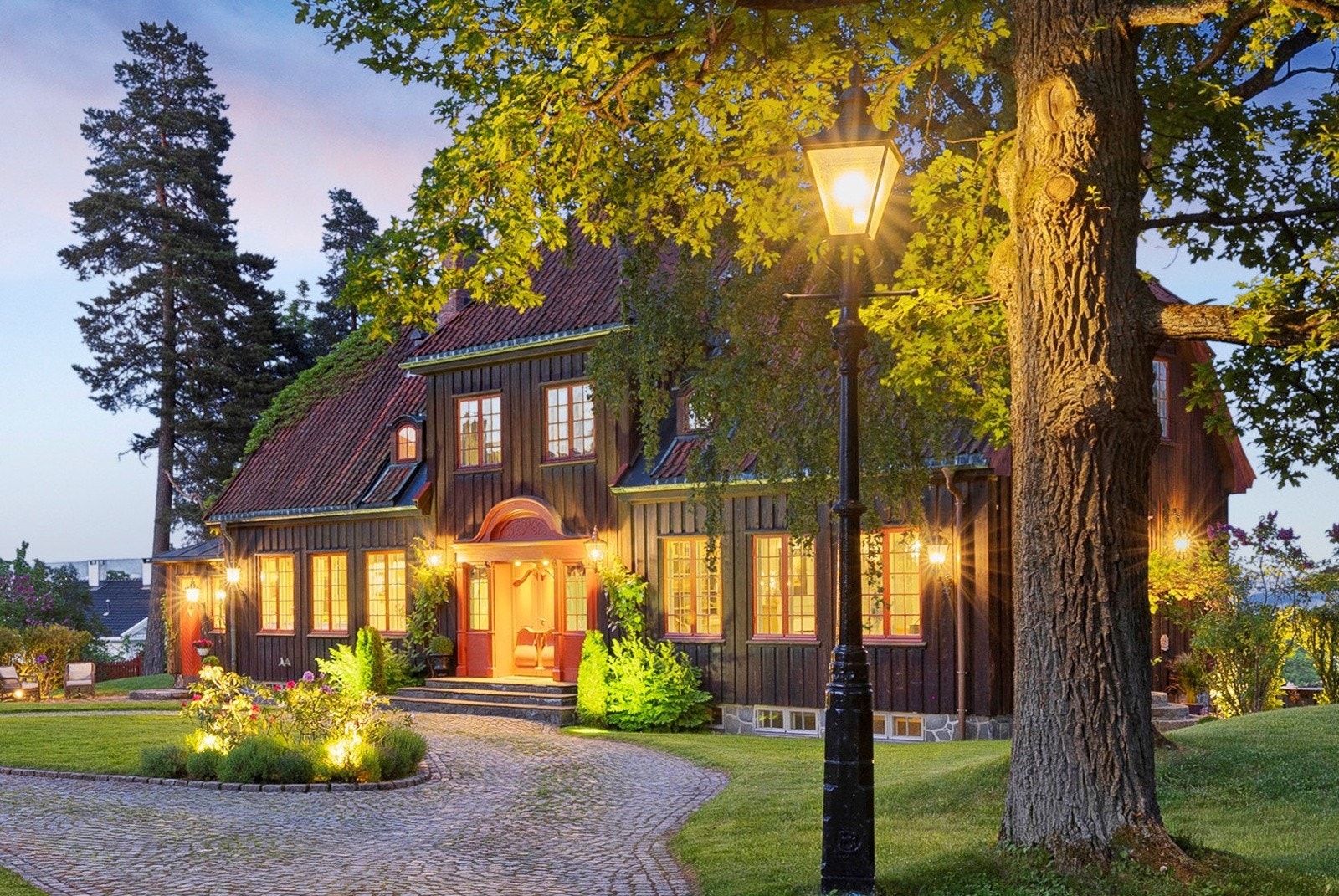 Denne herskapelige, unike og særegne boligen ble tegnet av arkitekt Leif Torp Galleribilde
