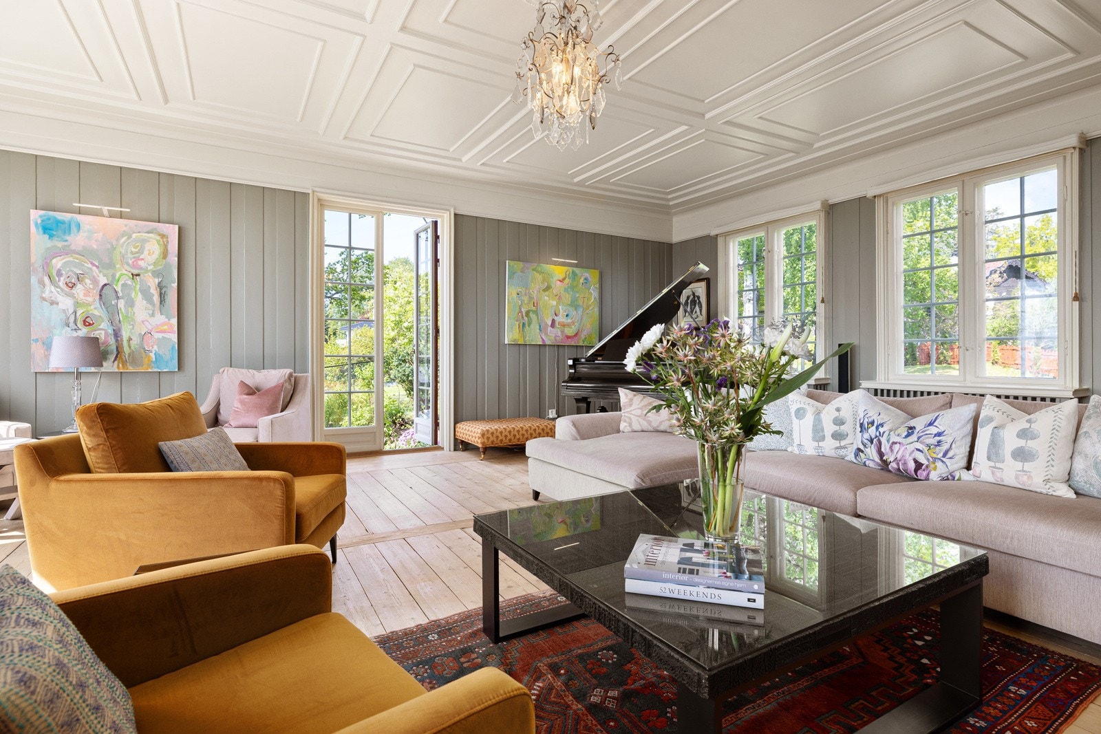 Fra stuen er det utgang til hagen og stor flislagt terrasseplatting. Galleribilde