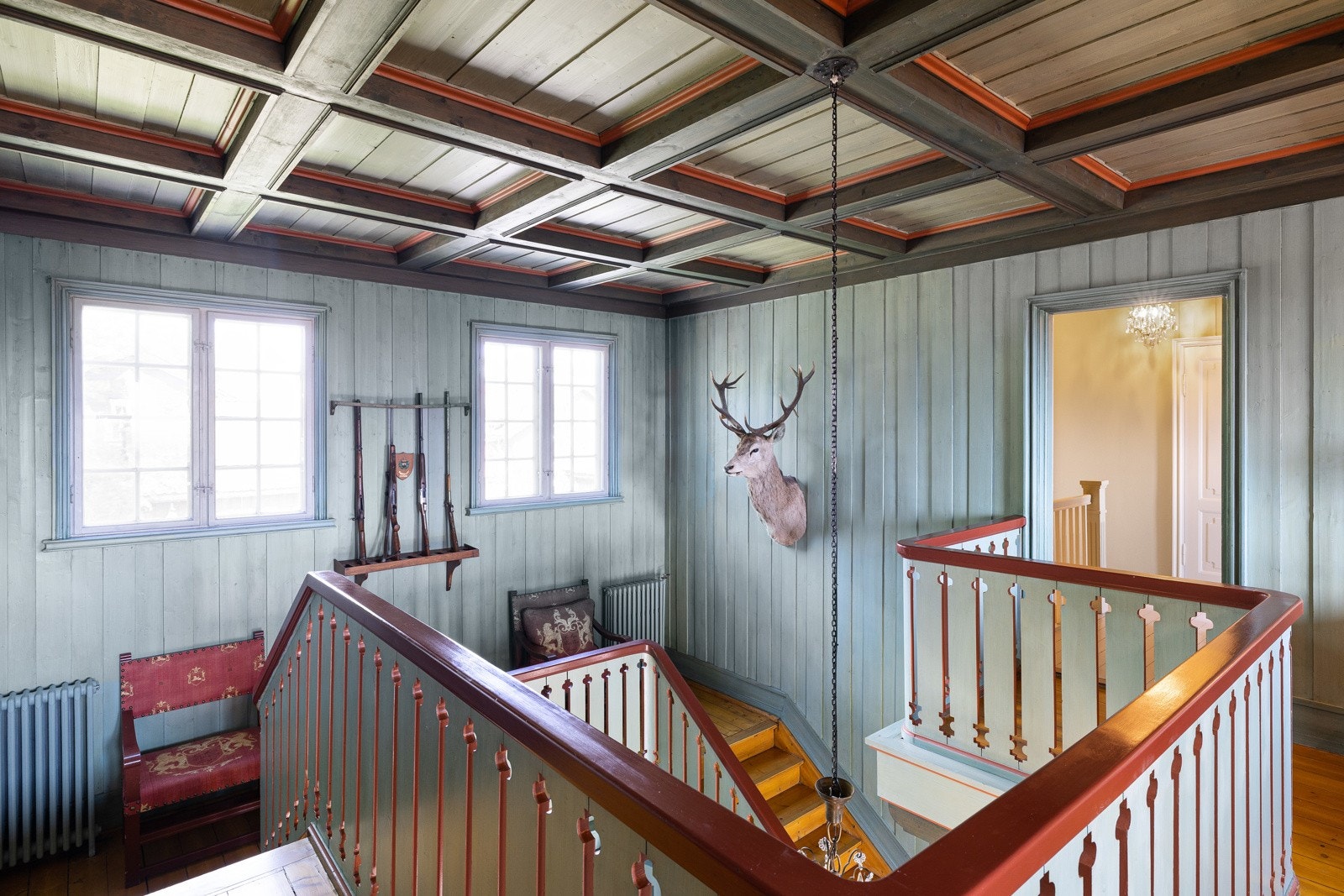 Stort trapperom/ hall i 2 etasje hvor det er åpent ned. Galleribilde