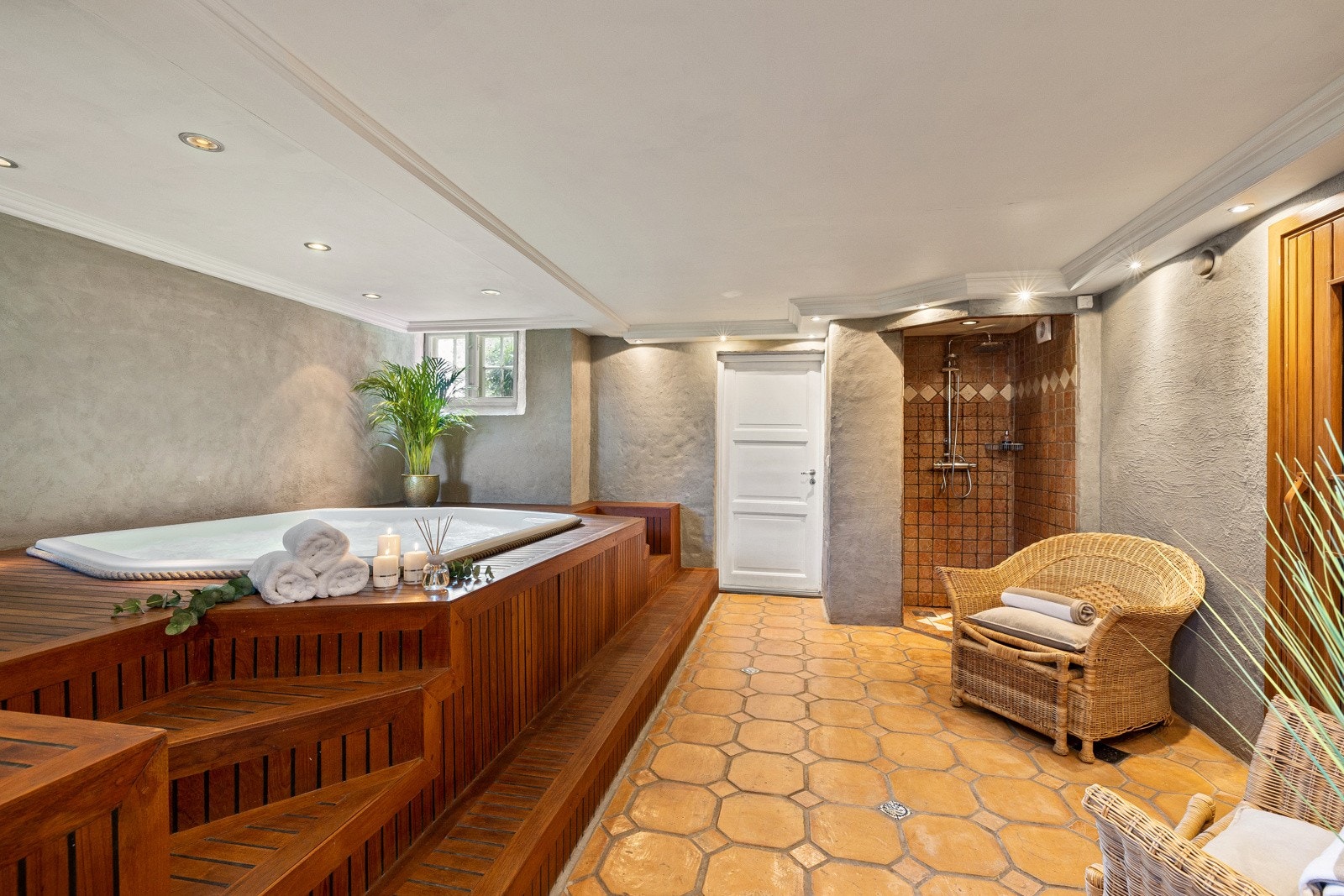 Spa avdeling med boblebad, dusj og badstue. Galleribilde
