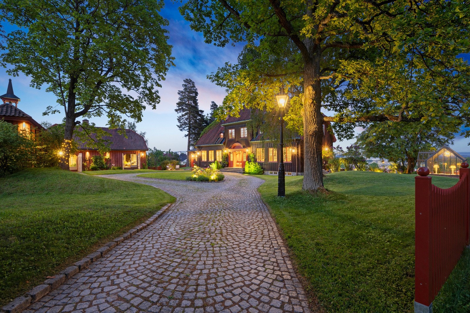 Boligen er oppført i norsk-nyromantisk stil med høy håndverksmessig kvalitet, utsmykket med ornamenter og flotte detaljer. Galleribilde