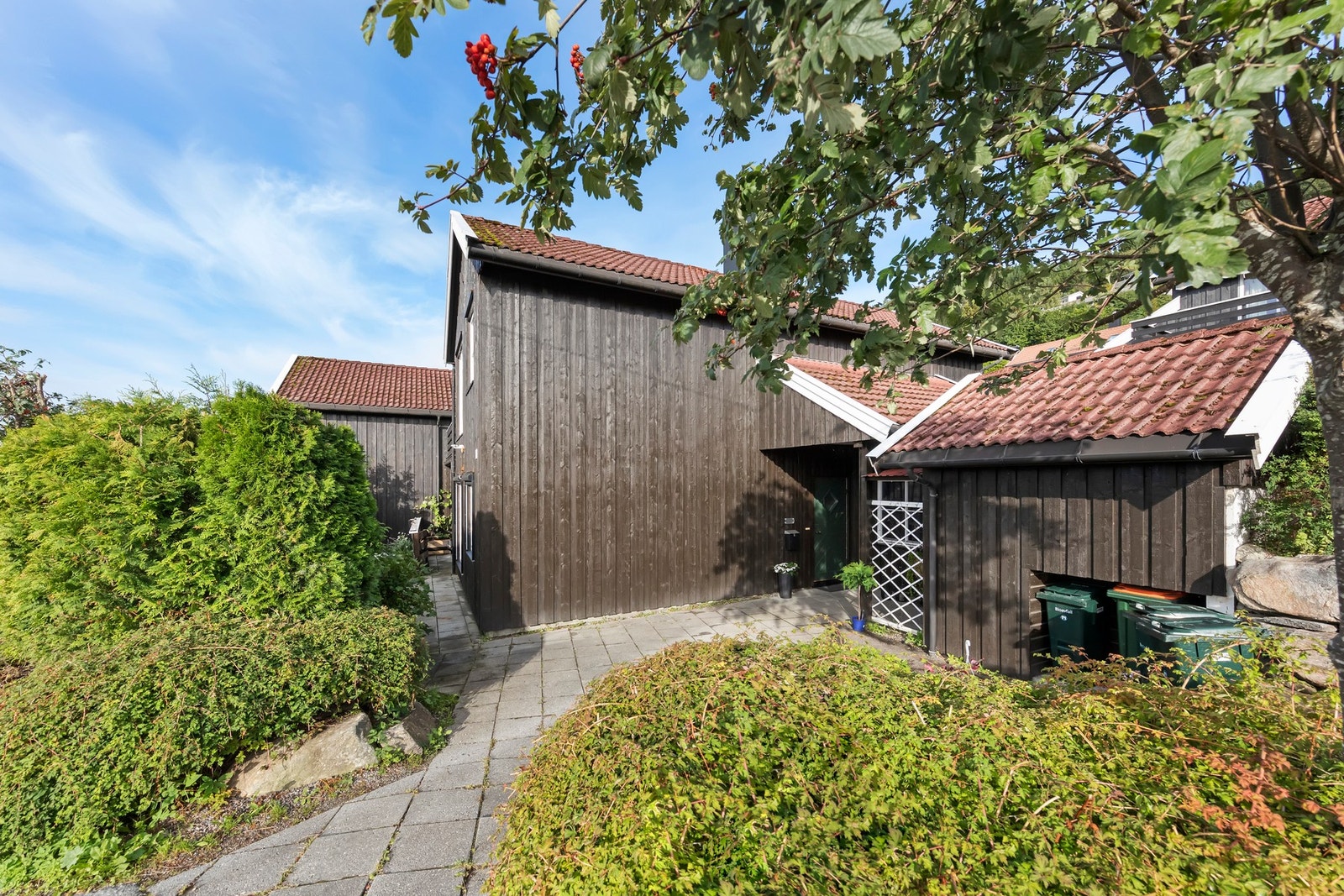 Uteområdet er opparbeidet med steinheller og asfalt. Overbygd inngangsparti Galleribilde