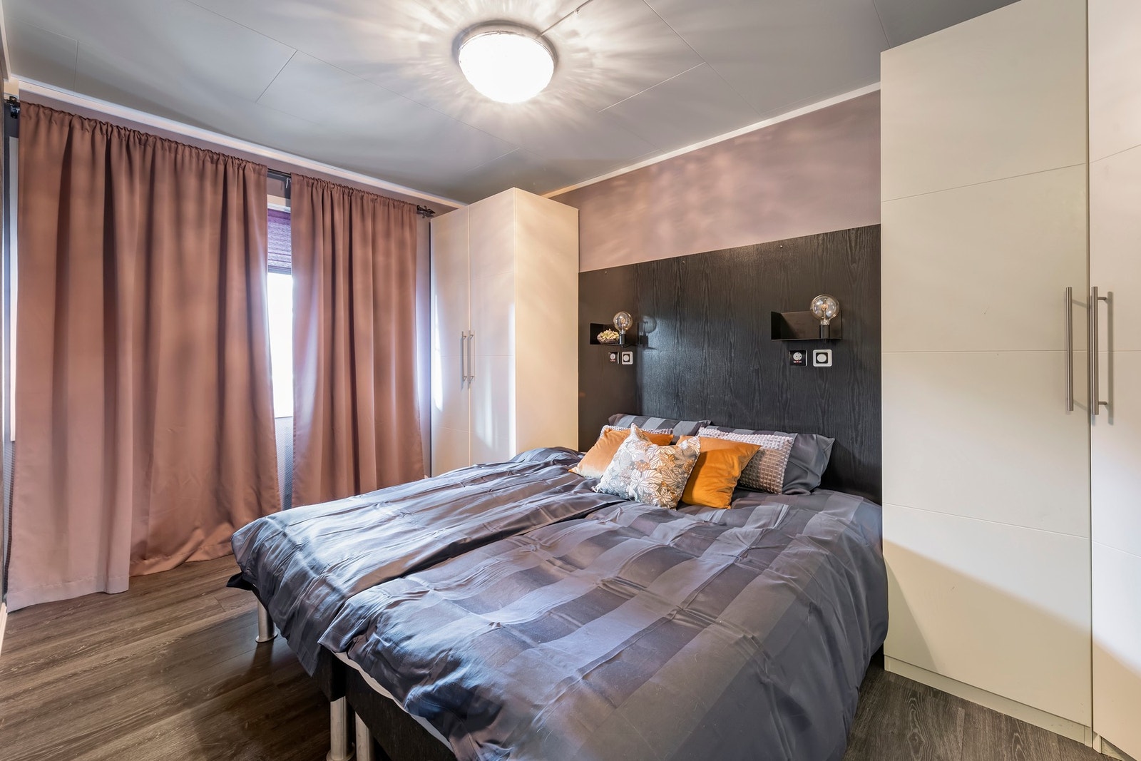 Hovedsoverom. Her også er det lagt Pergo laminatgulv. Her er det også montert garderobeskap fra Bohus med god kvalitet Galleribilde