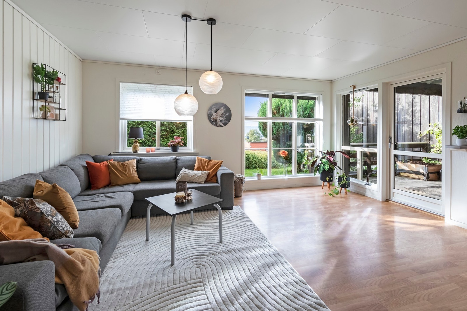 Stuen er lys og romslig, gulv i laminat. Her er det også utgang til terrasse Galleribilde