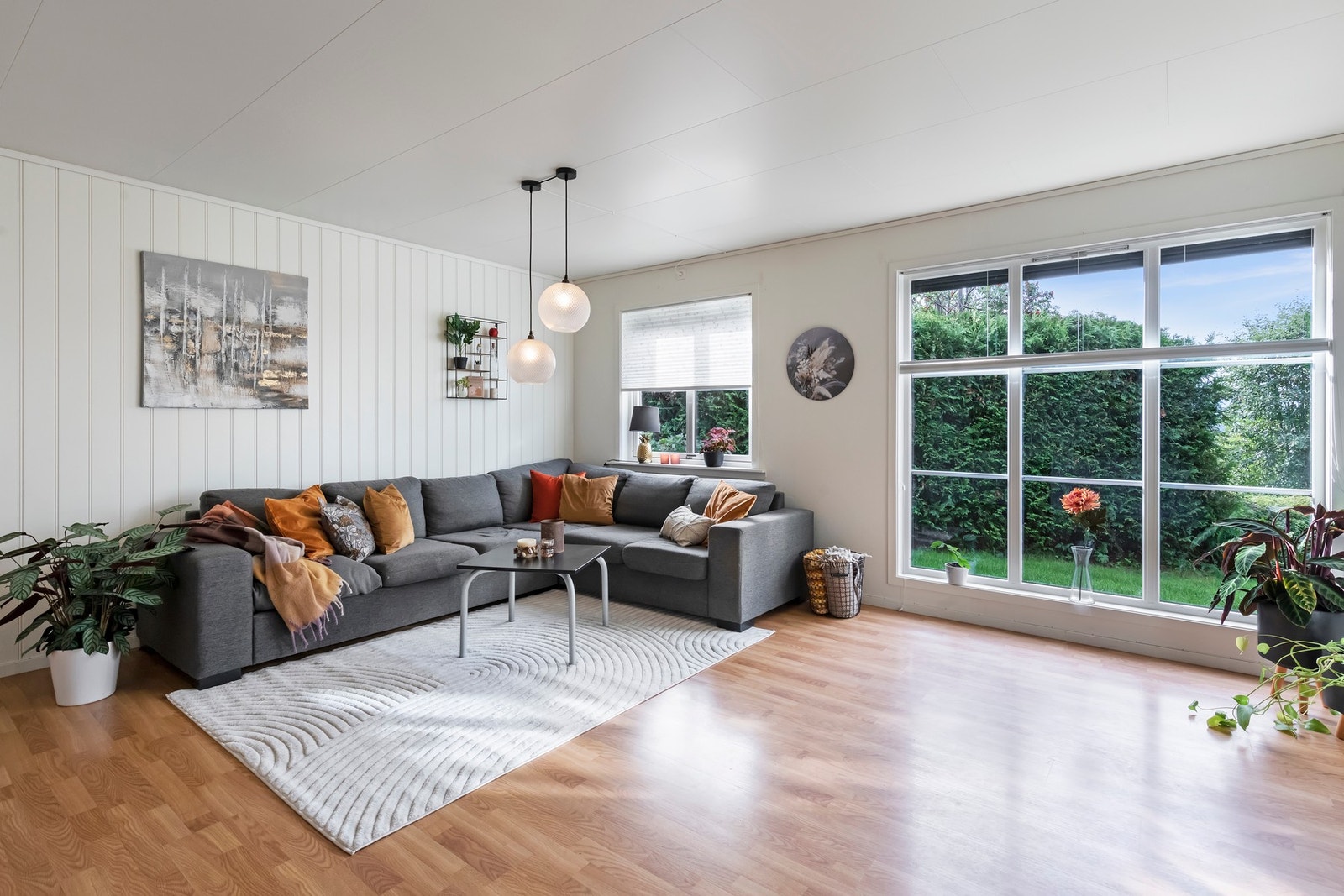 Store vindusflater med grønt utenfor gir en hyggelig atmosfære Galleribilde