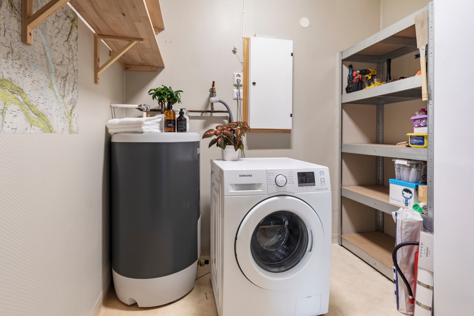 Bod, brukt som vaskerom. Opplegg for vaskemaskin Galleribilde