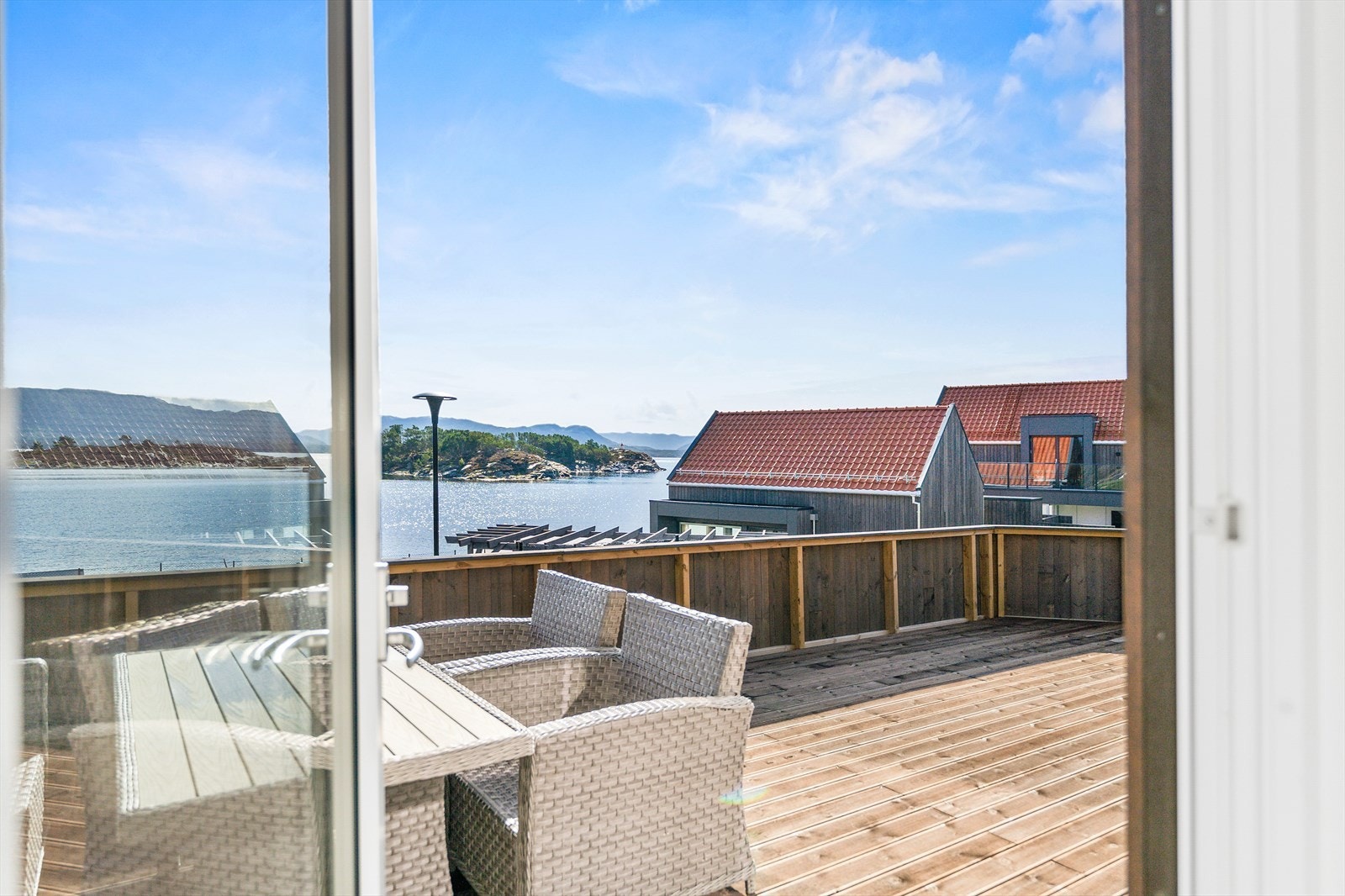 Fra kjøkkenet er det direkte utgang til en herlig markterrasse. Galleribilde