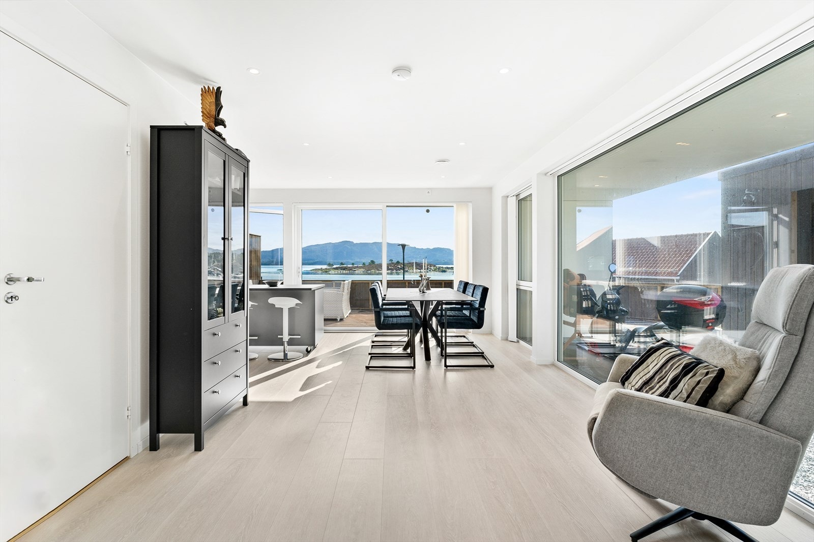 Det første man legger merke til er vinduene i front og den flotte utsikten. De store vindusflatene gir rommet en meget behagelig og god romfølelse. Galleribilde