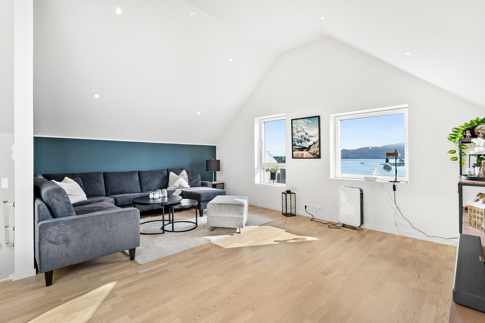 Store vindusflater sørger for godt med dagslys og hjelper til med å gjøre dette til et trivelig oppholdsrom. Galleribilde