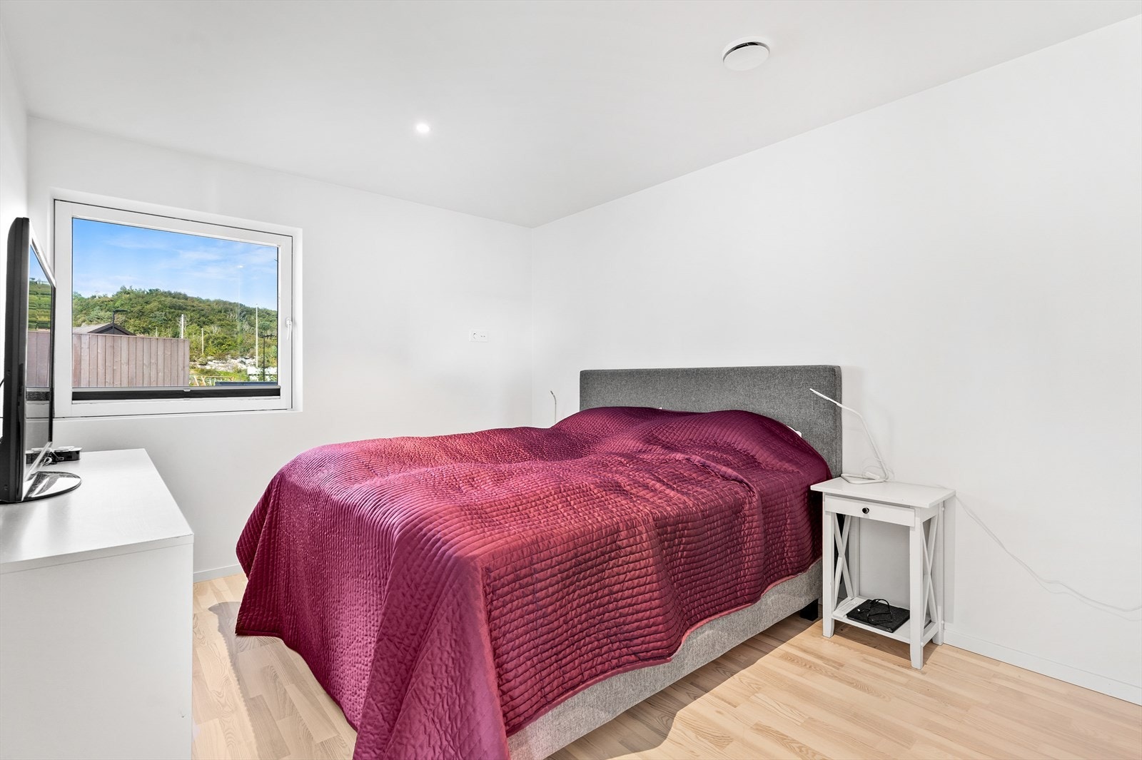 Hovedsoverommet har god plass til dobbeltseng, nattbord og garderobeløsning. Galleribilde