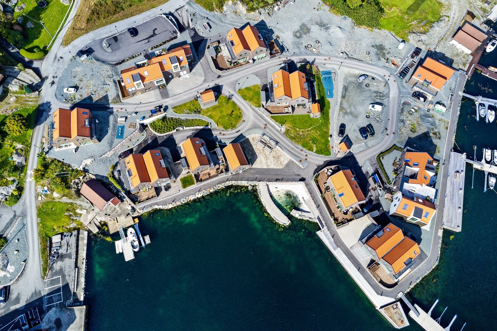 Eiendommen har en fin beliggenhet ved sjøen. Galleribilde