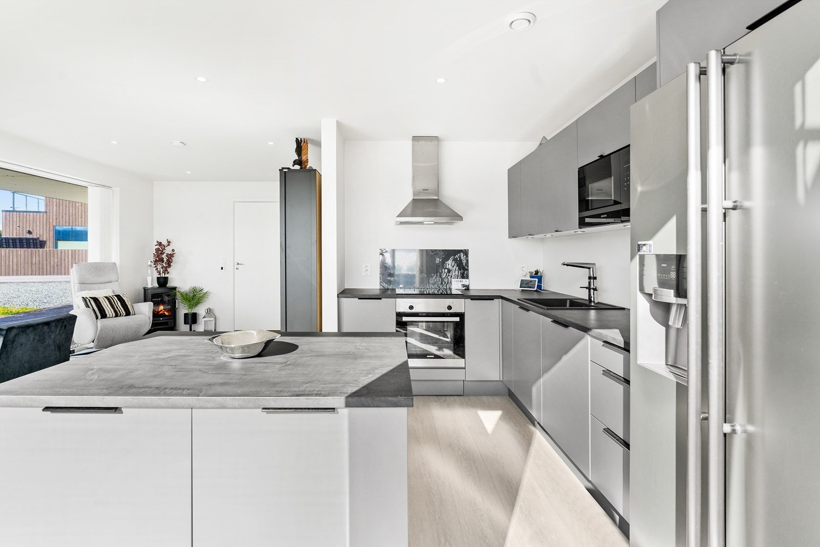 En praktisk halvøy gir ekstra benkeflater å utfolde seg på. Galleribilde