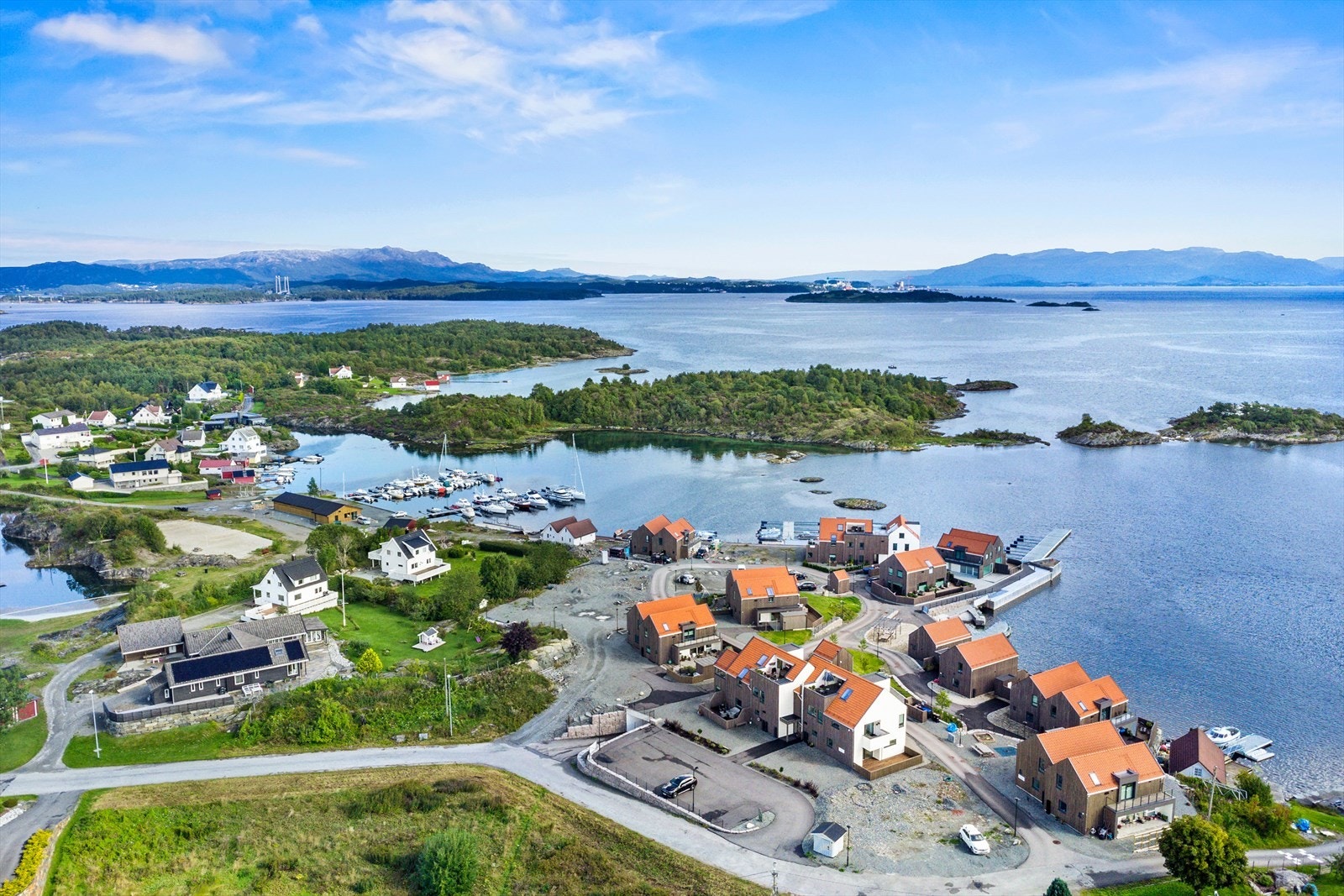 Kort vei til nyere dagligvarebutikk, bensinstasjon, legesenter, fysioterapeut, kafe og gave/blomsterbutikk. Galleribilde