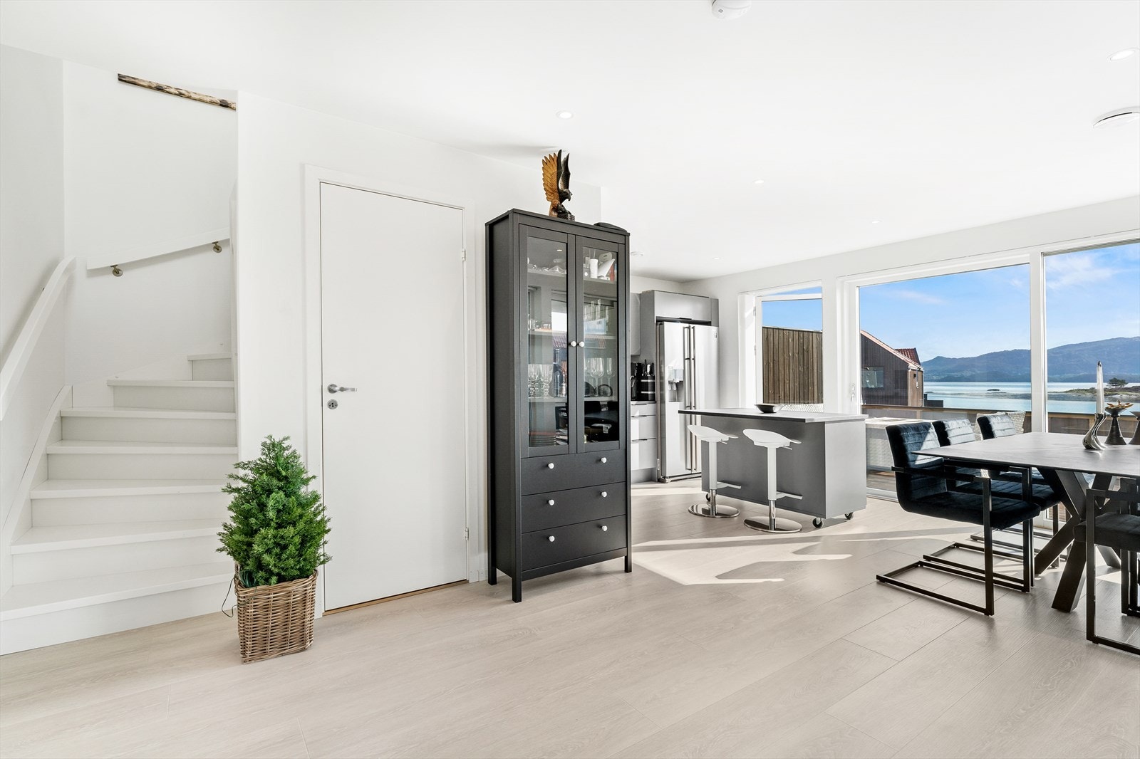 Stuen er lys og innbydende med gode møbleringsmuligheter. Galleribilde