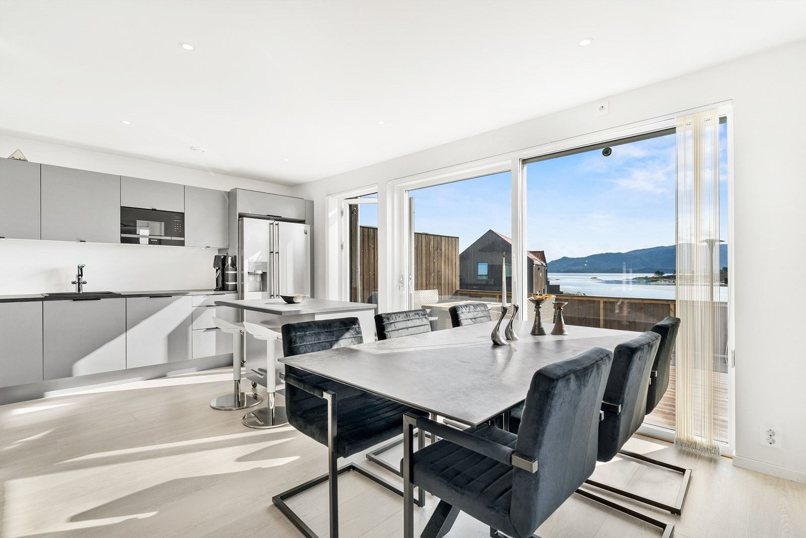 Åpen løsning mellom stue og kjøkken gir et sosialt og hyggelig oppholdsrom. Galleribilde