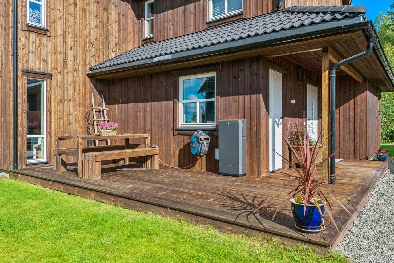 Terrasseplatting i forbindelse med inngangspartiet Galleribilde