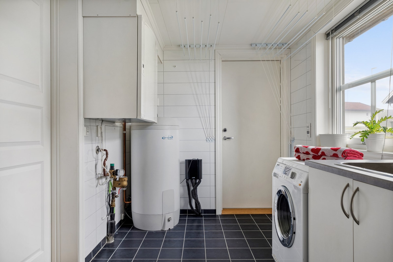 Vaskerom har også utgang til platting og hage. Galleribilde