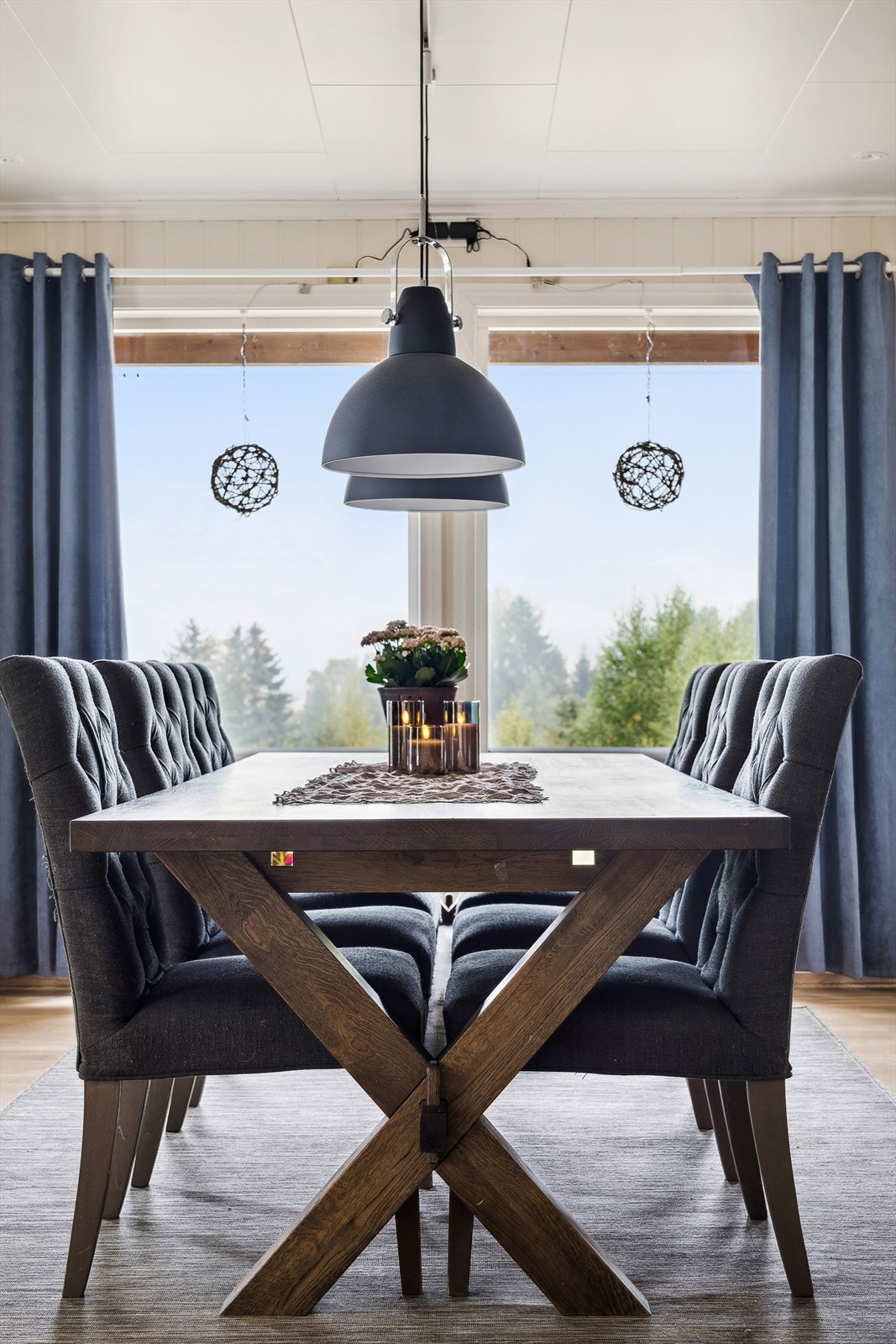 God plass til stort spisebord Galleribilde