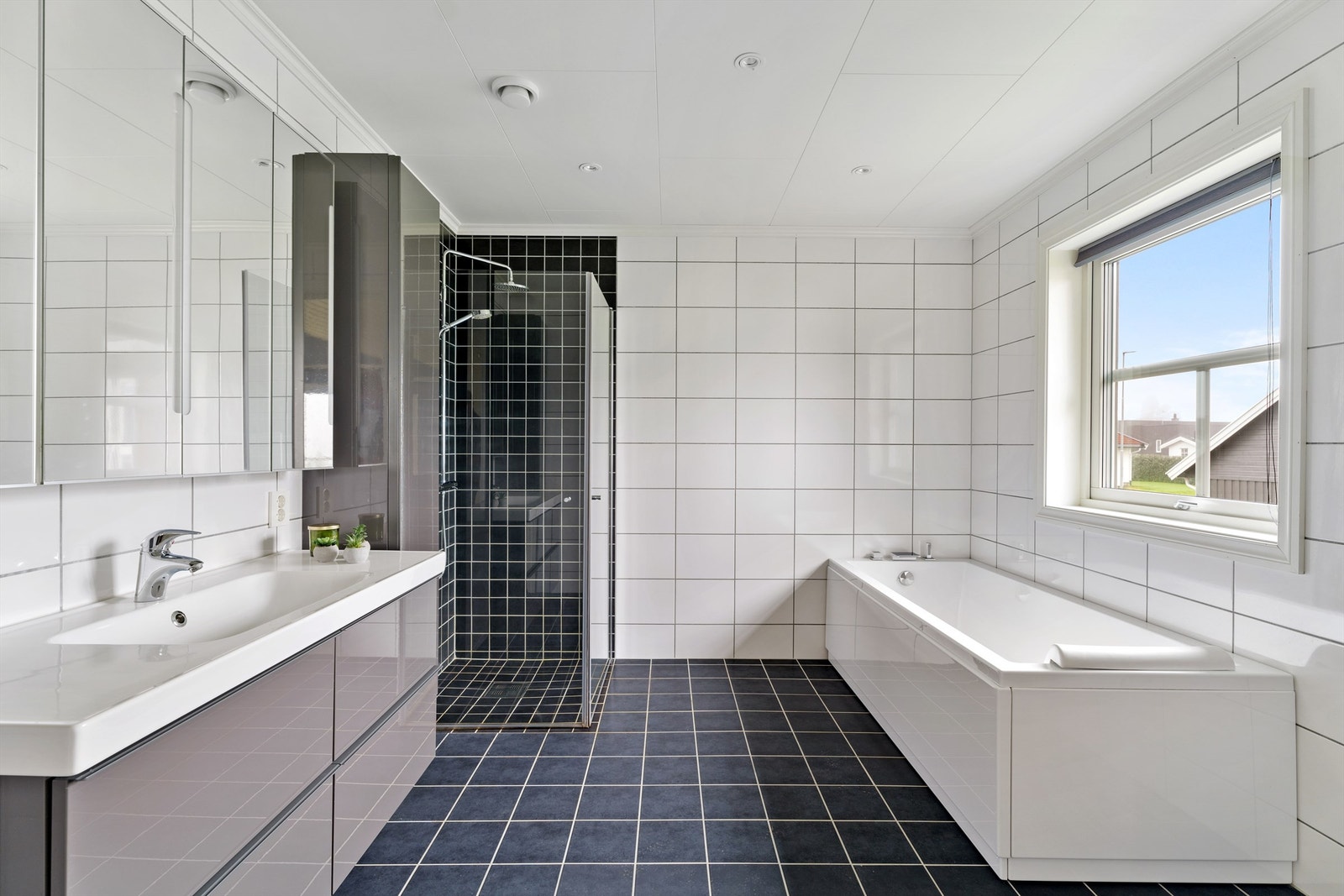 Bad/wc i 2. etasje. Heldekkende servant med speil og downlights. Både badekar og dusj. Galleribilde