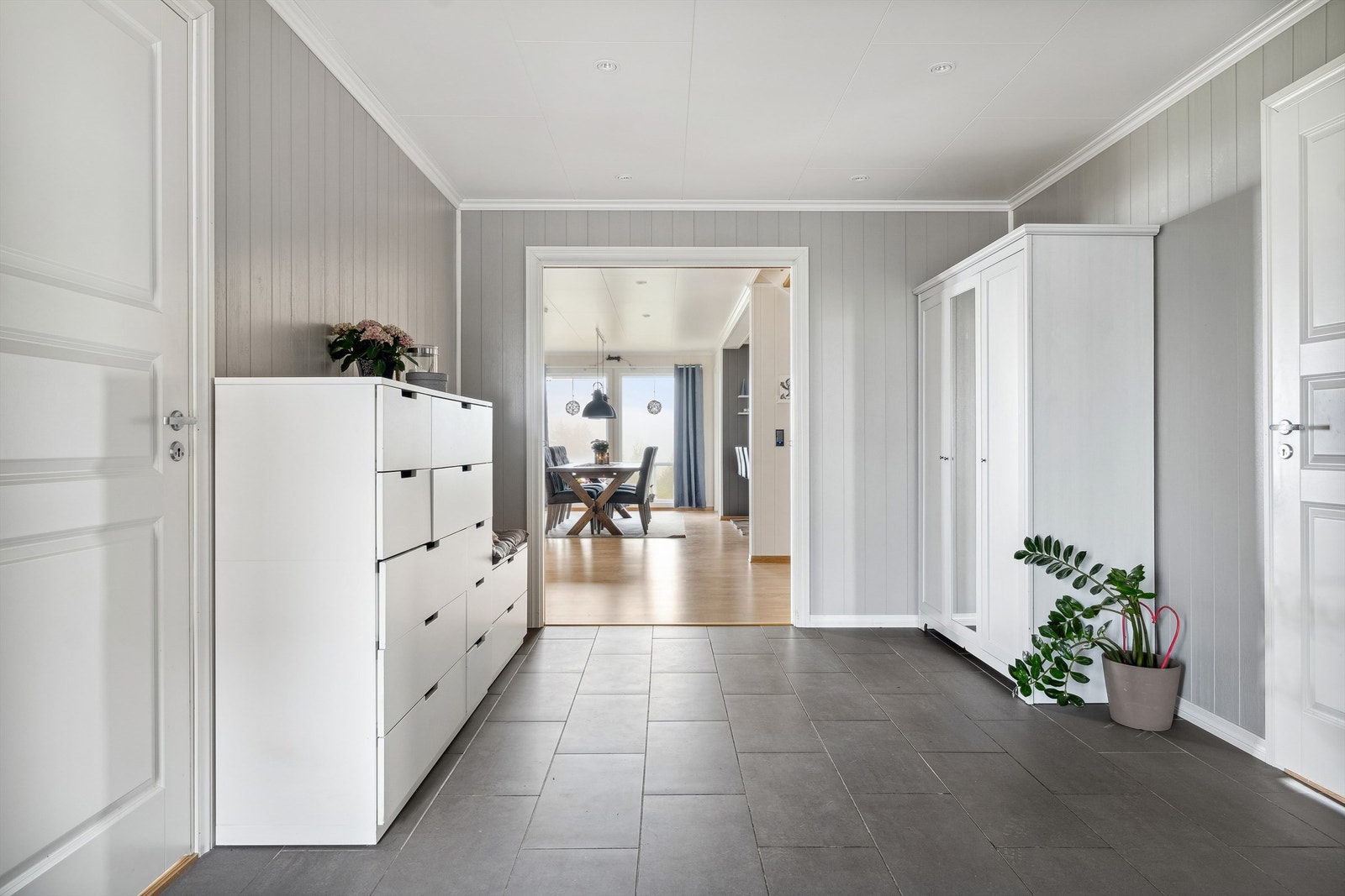 I hallen er det god plass til garderobeløsning for klær og sko Galleribilde
