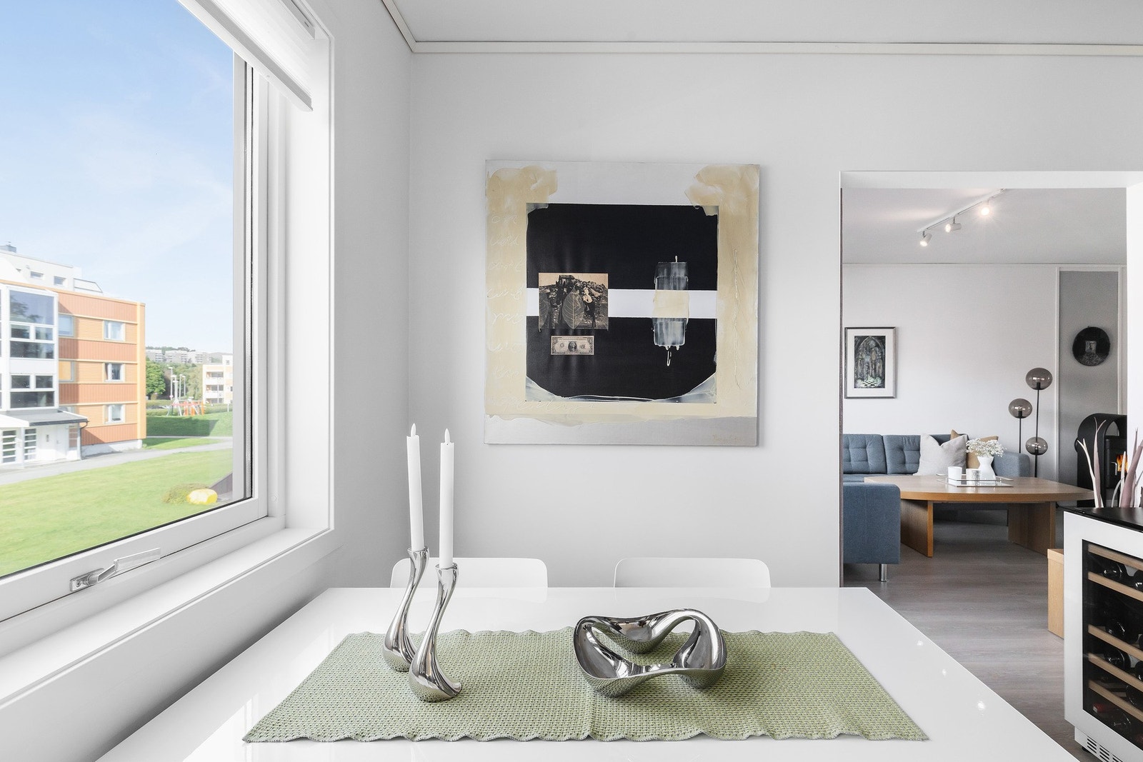 Plass til spisebord med utsikt mot fellesområder. Galleribilde