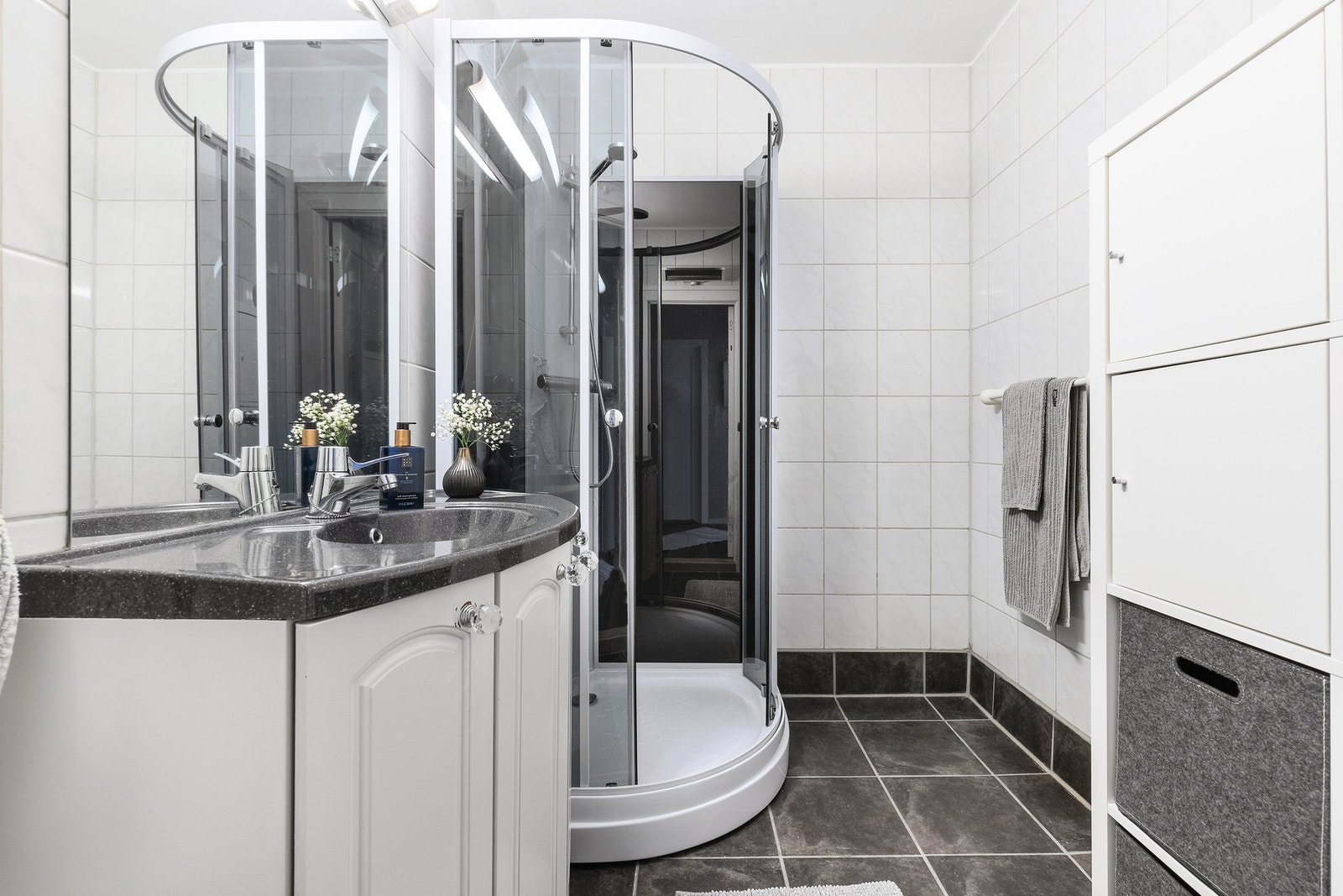 i leiligheten har du både bad, wc og vaskerom. Badet er på 3,5 kvm. Galleribilde
