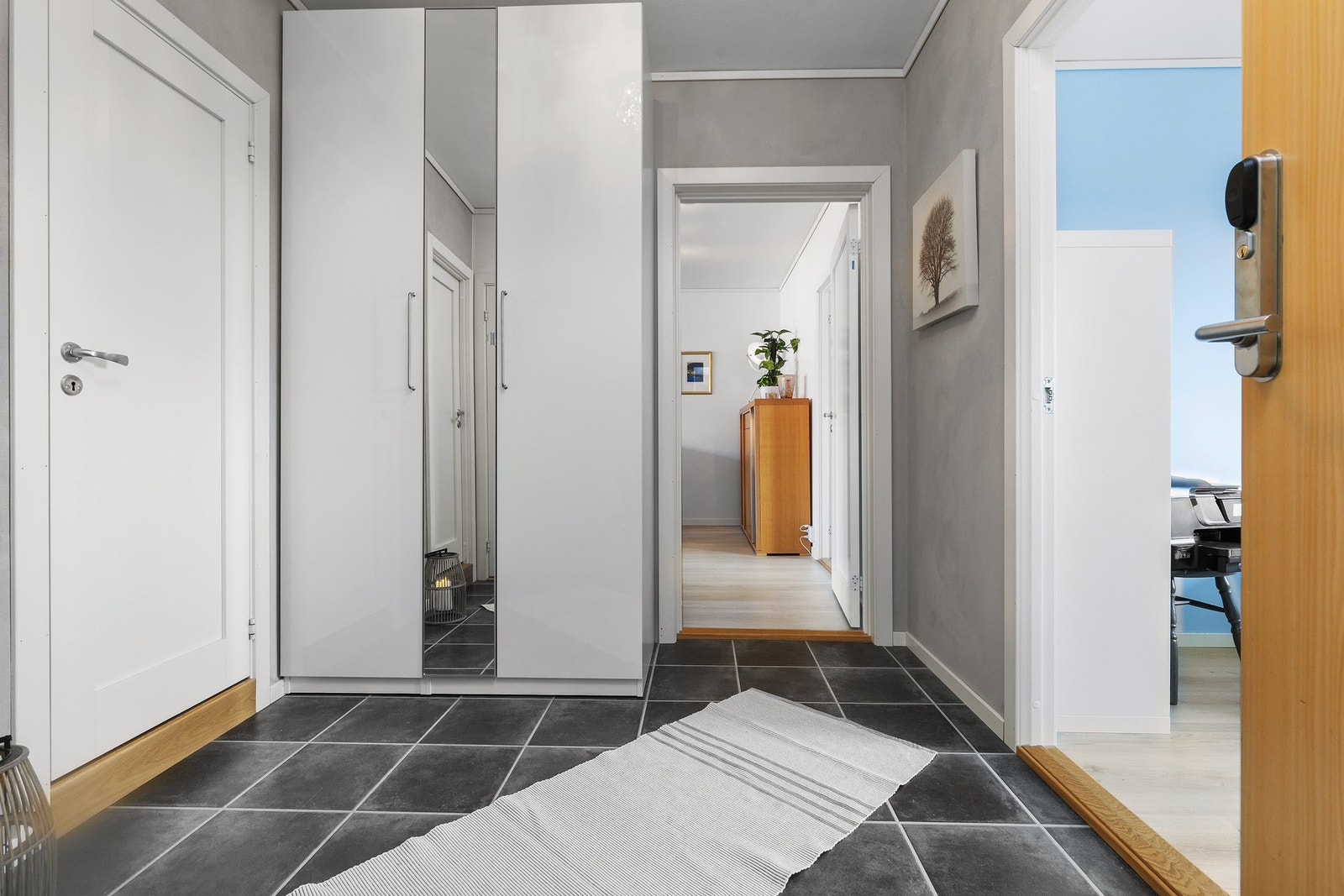 Velkommen inn! Romslig entré med praktisk garderobeskap til yttertøy. Galleribilde