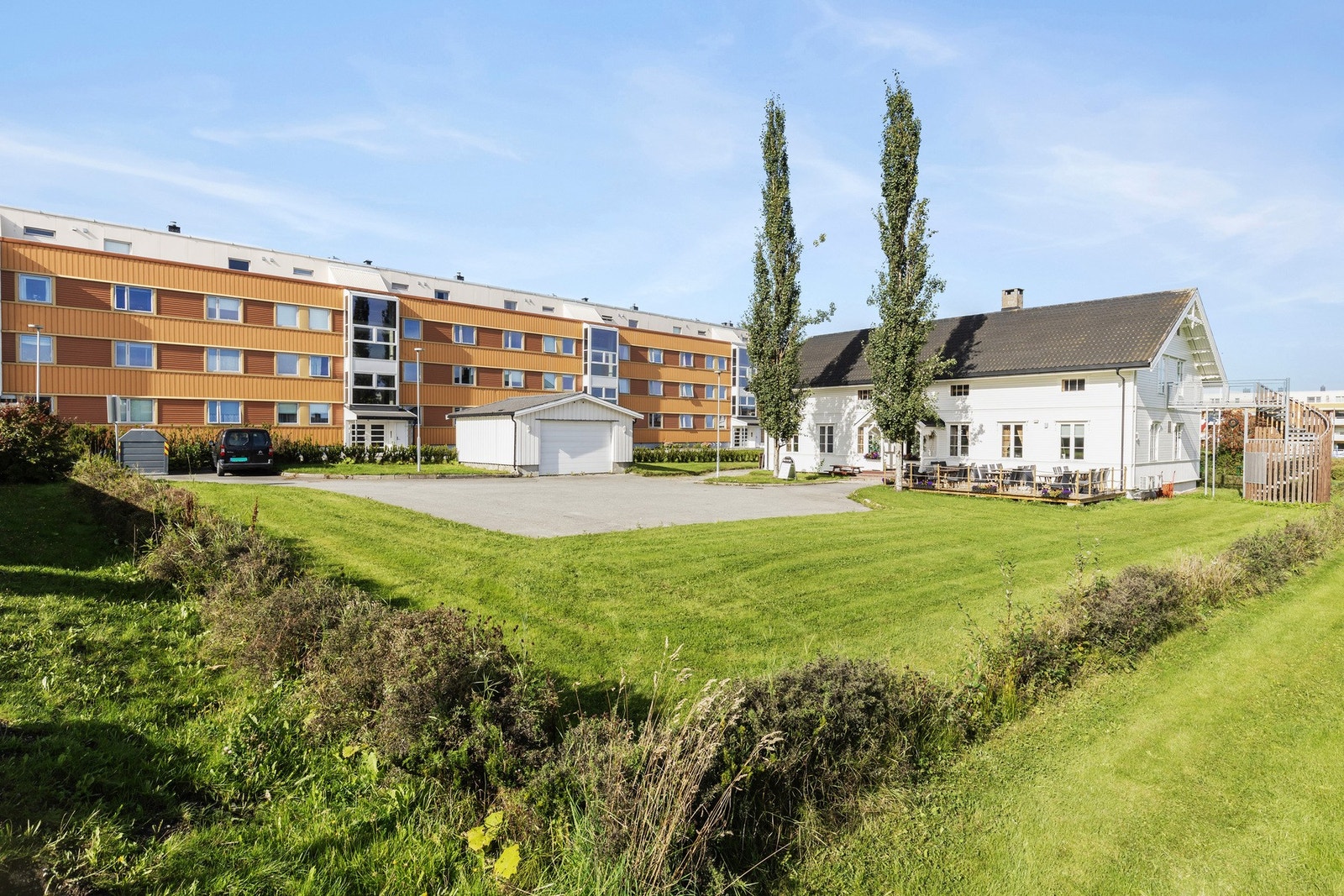 Selsbakkhøgda Borettslag er et veldrevet og barnevennlig borettslag med flott opparbeidet fellesareal med grøntareal og lekeplasser. Galleribilde