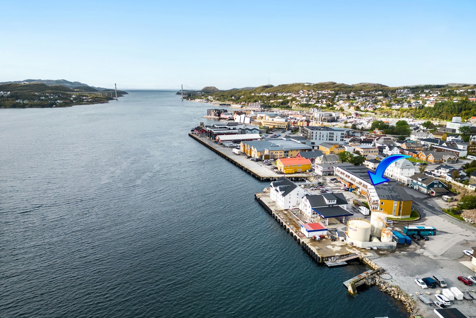 Sentralt beliggende i sentrum av Rørvik, med flott utsikt mot skipsleia! Galleribilde