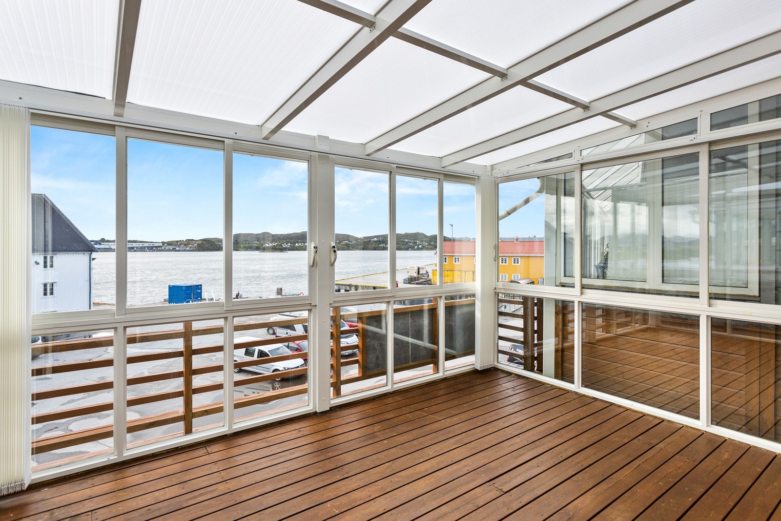Nyt den fine utsikten fra innglasset og praktisk veranda Galleribilde