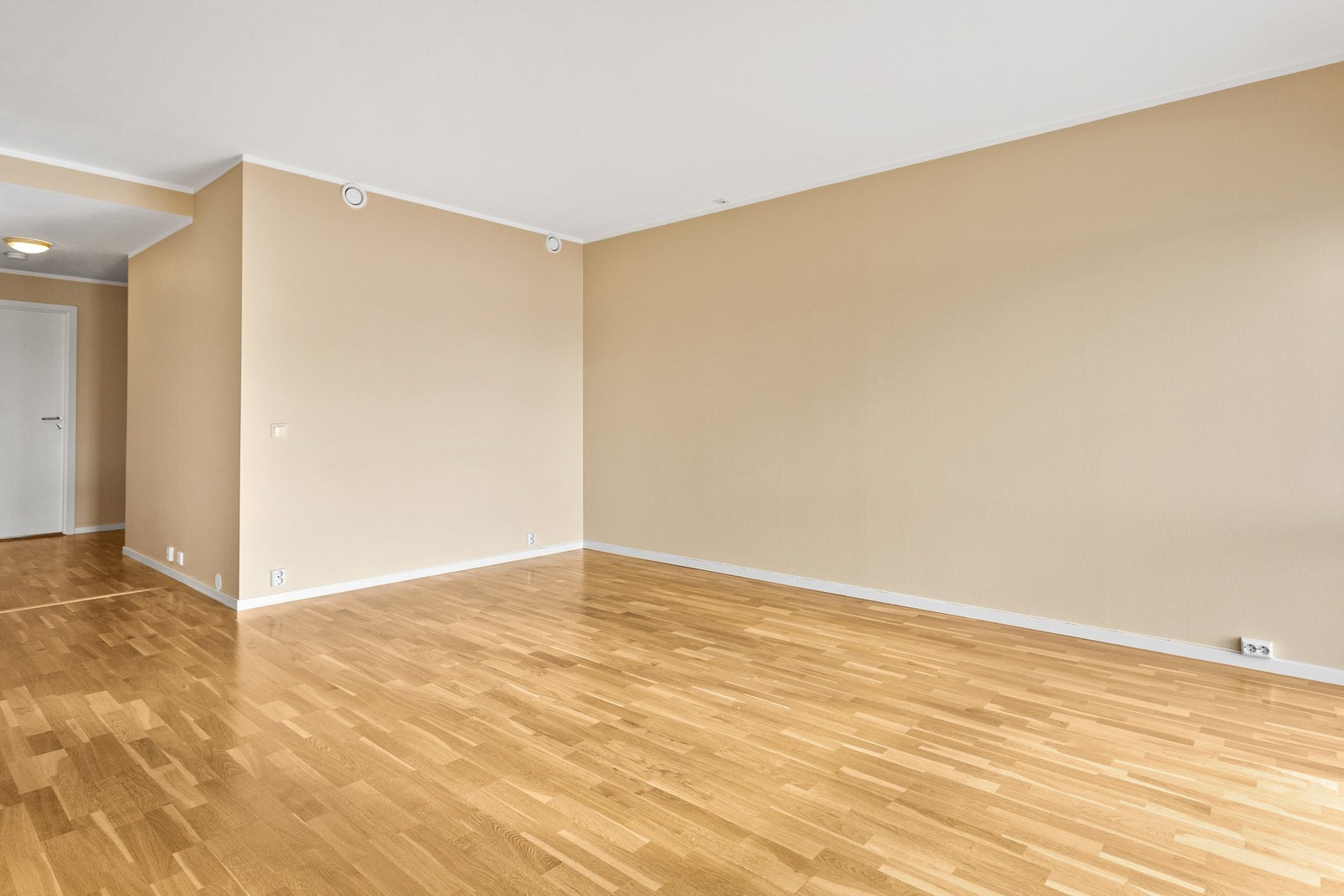 Leiligheten består av entré/gang, bad, vaskerom, 2 soverom, stue/kjøkken og innglasset veranda Galleribilde