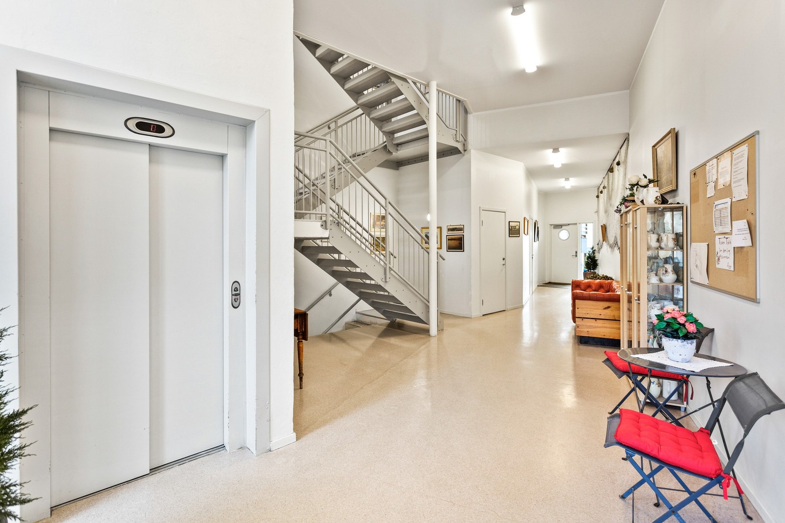 God adkomst til leiligheten via heis og trapp. Trivelige fellesarealer Galleribilde
