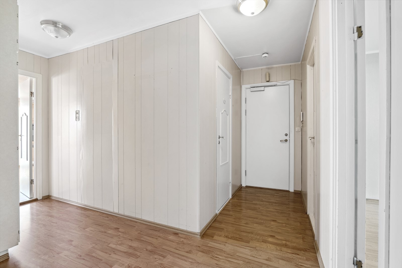 Velkommen inn i en romslig entré der du finner garderobeskap og plass til øvrig entrémøblement. Galleribilde