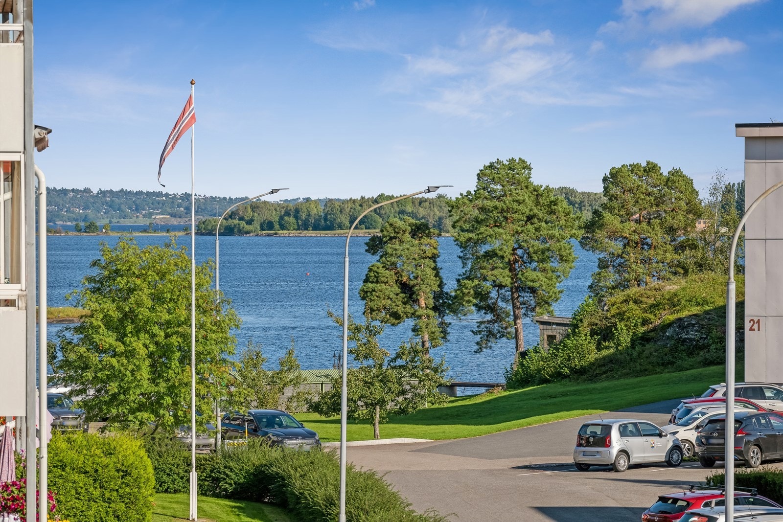 Borettslaget har en nydelig beliggenhet med kort vei til badestrand og herlige turområder. Galleribilde