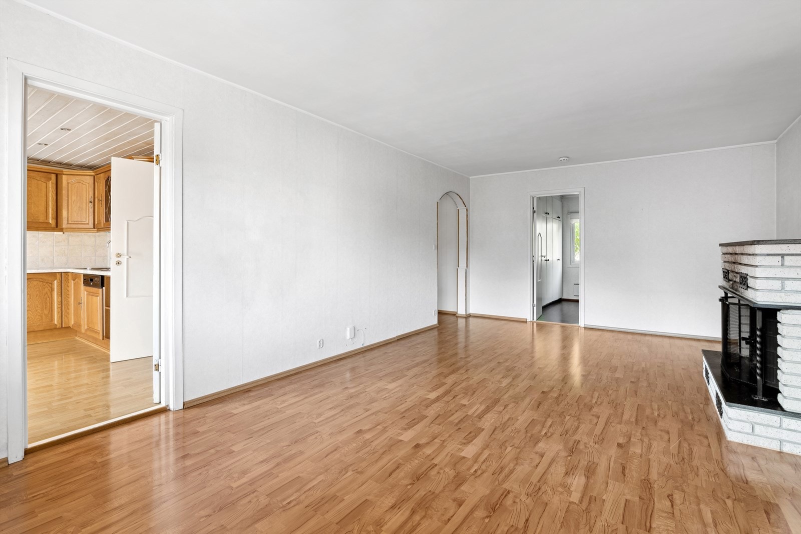 Det er vedfyring og god plass til møblement. Galleribilde
