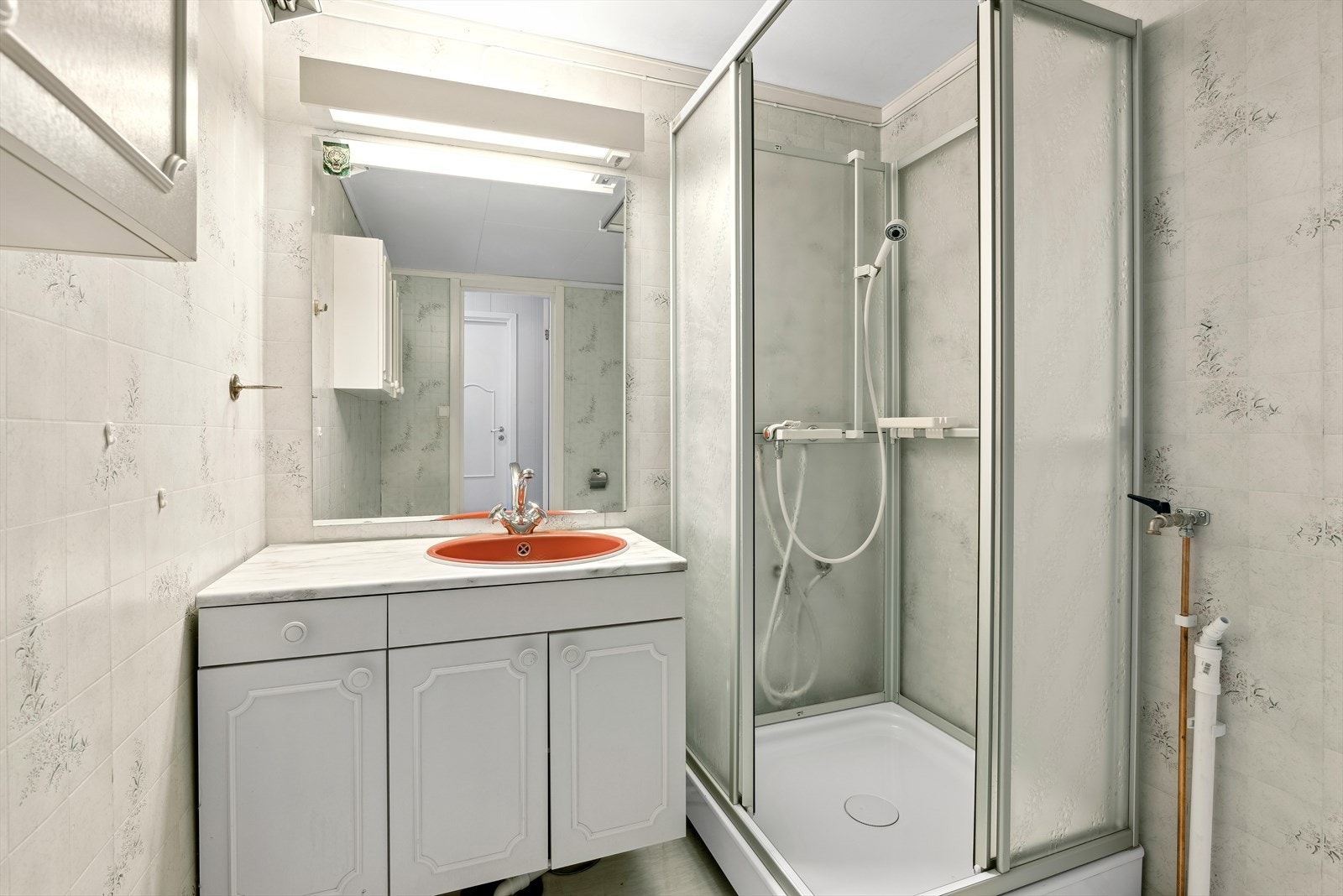 Det er også opplegg for vaskemaskin. Badet er i tidsrom for oppussing. Galleribilde