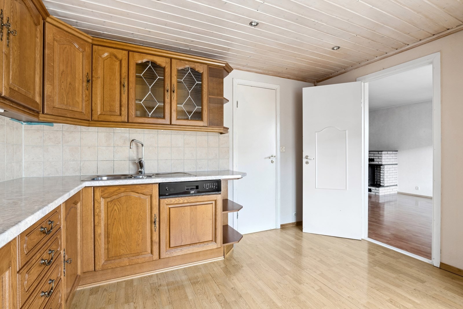Selv om kjøkkenet er av eldre standard er det fullt funksjonelt og godt utstyrt med plass til både matlaging og oppbevaring. Galleribilde