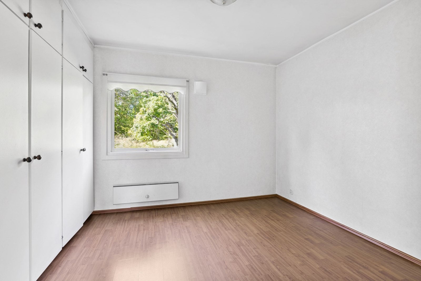 Romslig soverom med garderobeskap. Galleribilde