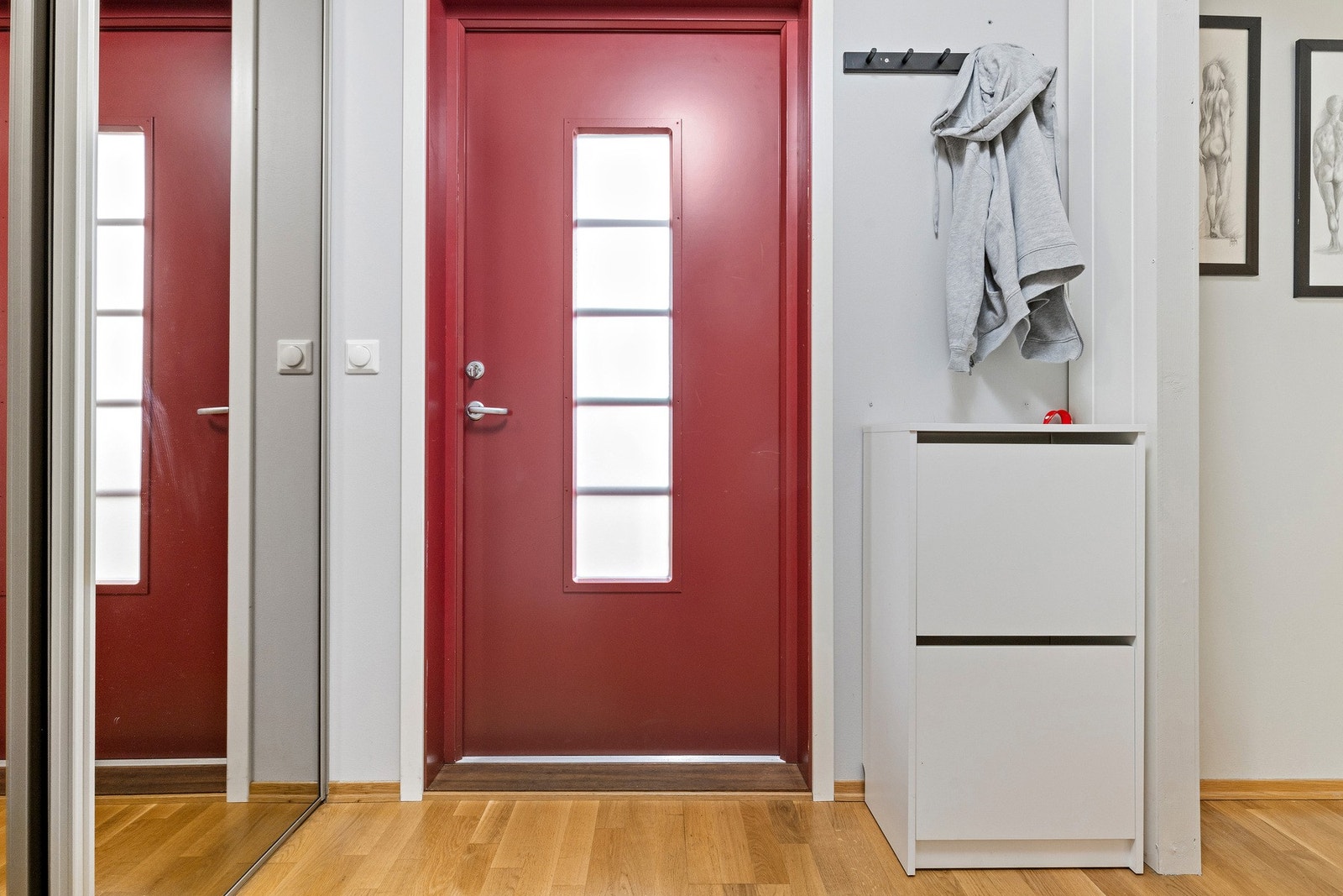 Velkommen inn - Entre med skyvedørsgarderobe. Galleribilde