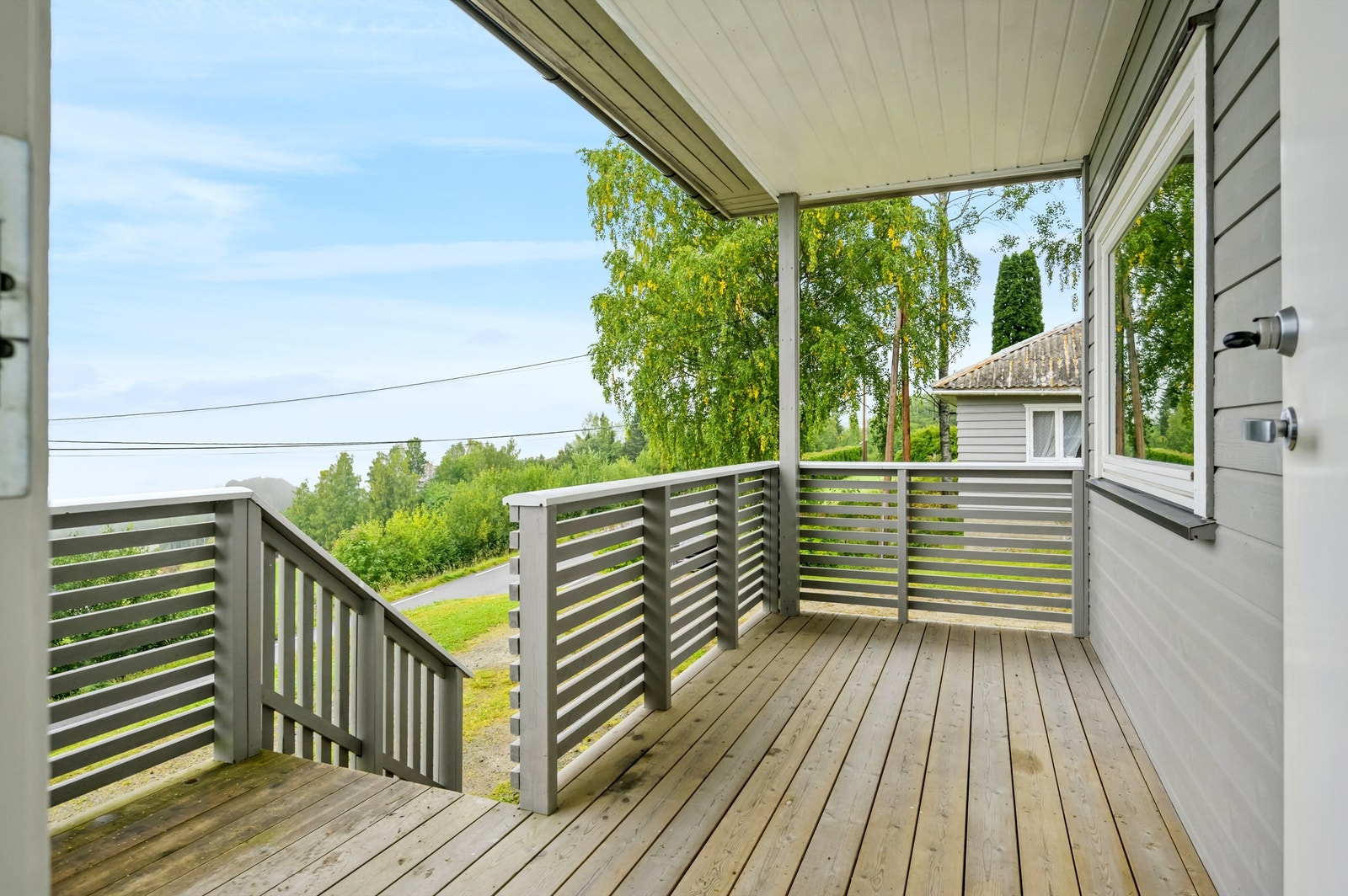 Terrasse i god størrelse i forbindelse med inngangspartiet Galleribilde