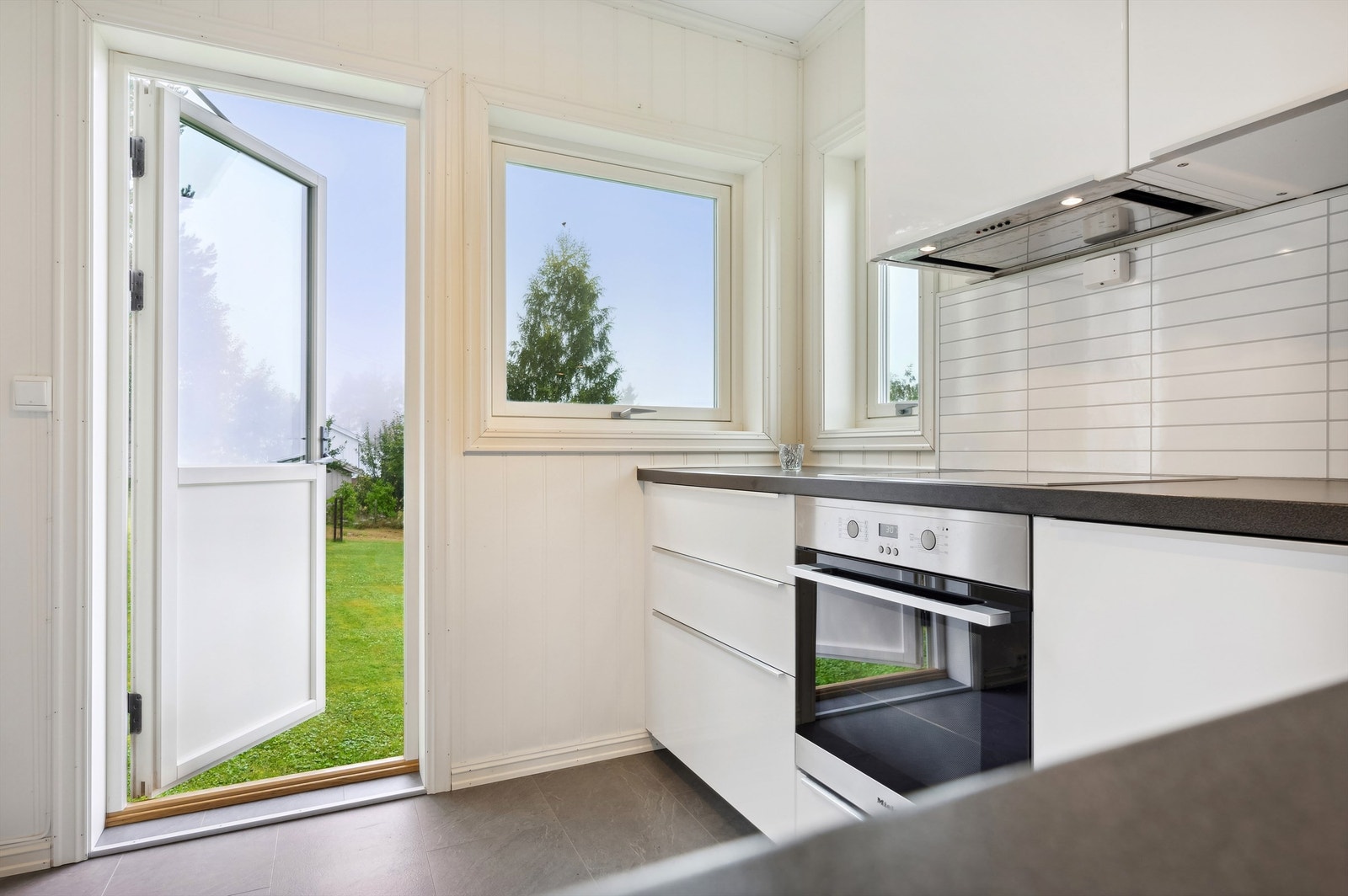 Kjøkken med utgang til hage,. OBS! Her bør det etableres trapp med rekkverk. Galleribilde