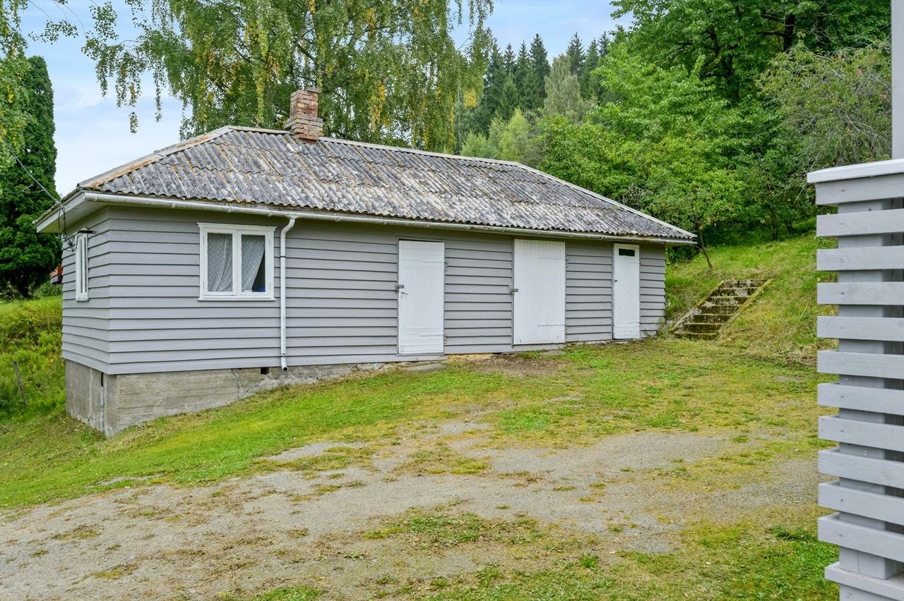 Gammelt uthus med behov for oppgradering. God lagringsplass Galleribilde