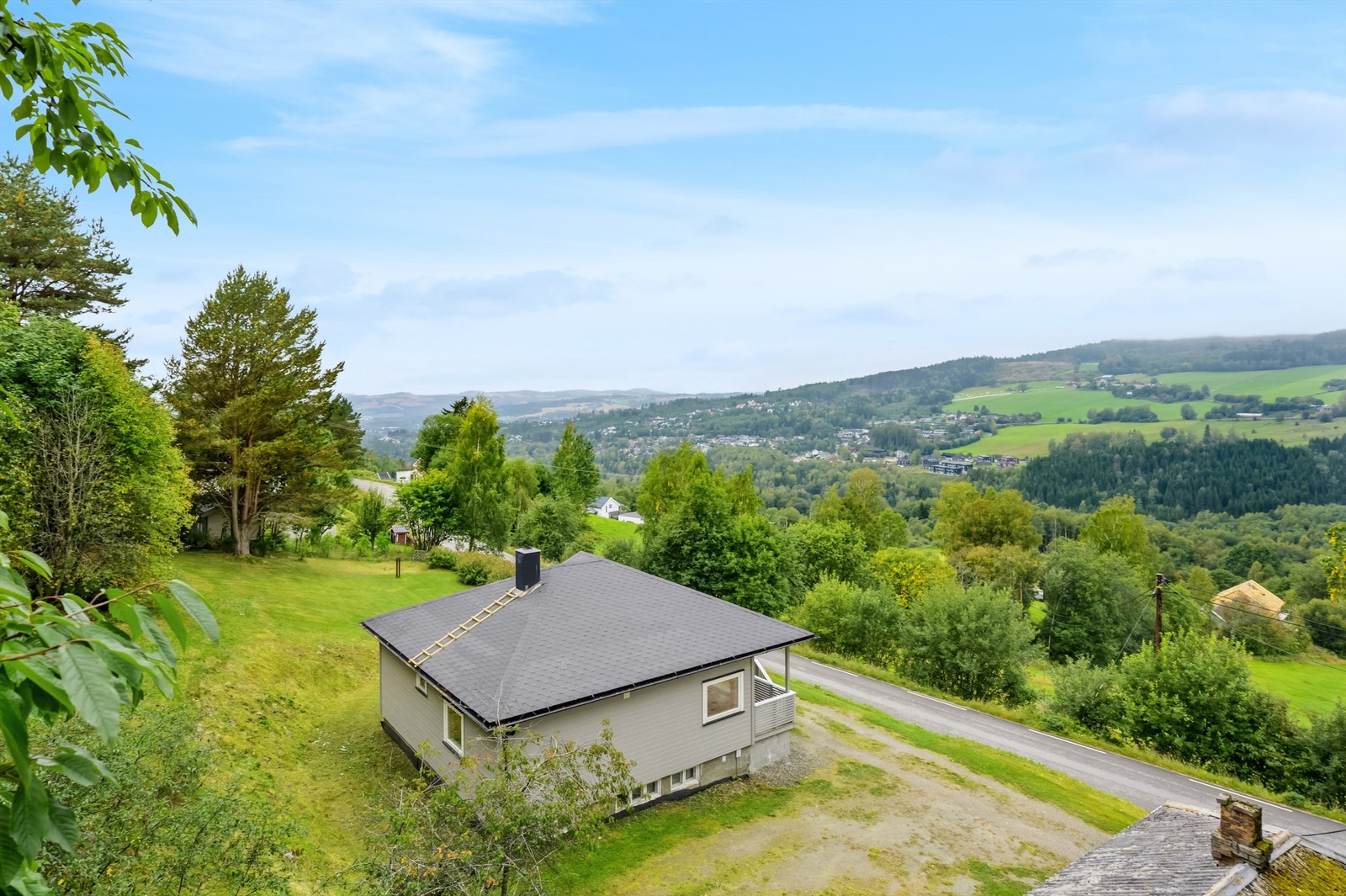 Eiendommen har en flott utsikt med gløtt mot mjøsa. Galleribilde