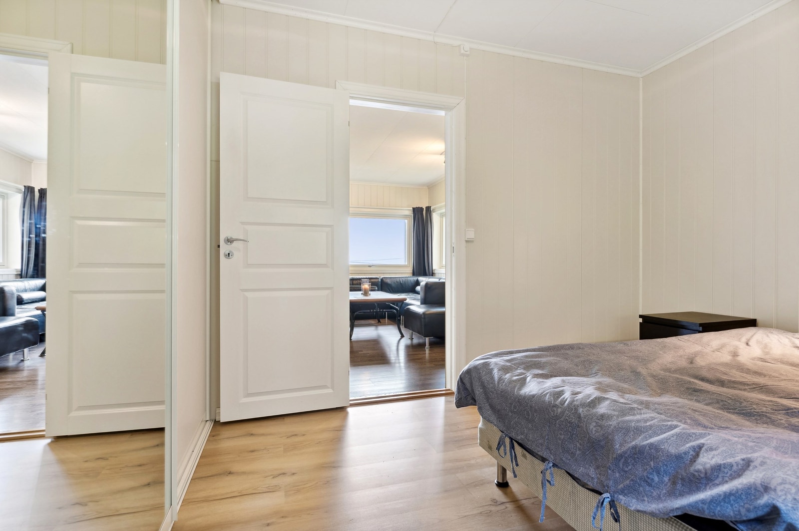 Soverommet er utstyrt med romslig garderobeskap. Galleribilde