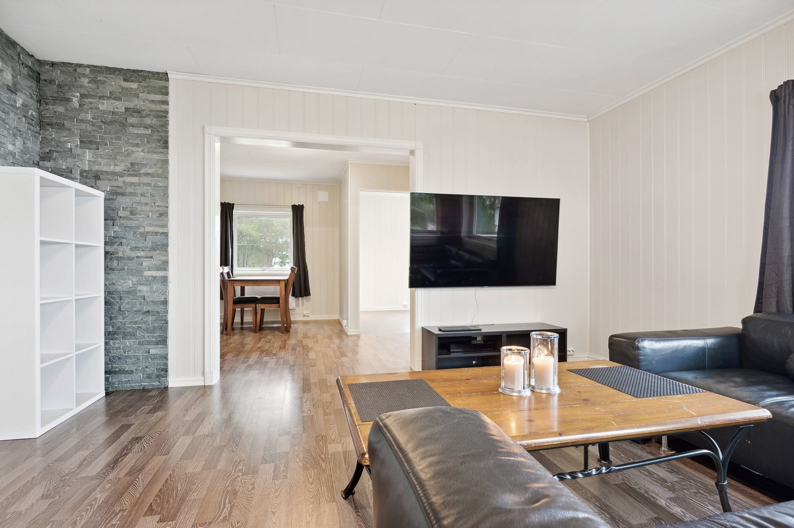 Lys og innbydende stue med spisestuedel Galleribilde