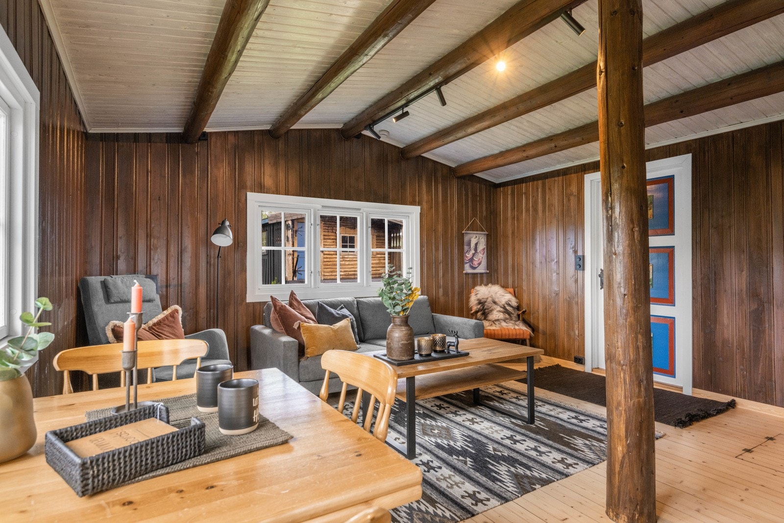 Hytta selges med møbler som står under visning Galleribilde